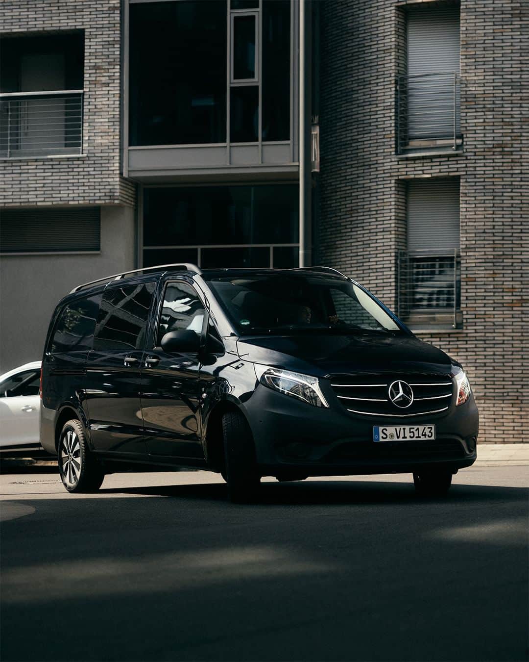 のインスタグラム：「วันหยุดสงกรานต์นี้ออกเดินทางไปกับครอบครัวได้อย่างสะดวกสบายกับ Mercedes-Benz Vito 119 Tourer Select ที่จะสร้างความประทับใจให้คุณในทุกช่วงเวลา ด้วยขนาดพื้นที่กว้างขวาง มาพร้อมที่นั่งที่รองรับได้สูงสุดถึง 11 ที่นั่ง และยังสามารถปรับเปลี่ยนรูปแบบได้ตามความต้องการตอบโจทย์ทุกการใช้งานของทั้งคุณและครอบครัว  *อุปกรณ์บางส่วนในภาพอาจแตกต่างจากที่จำหน่ายจริง โปรดตรวจสอบรายการอุปกรณ์ของรถยนต์แต่ละรุ่นที่ผู้จำหน่ายฯ อย่างเป็นทางการทั่วประเทศ​​  #Vito #MercedesBenz #MercedesBenzThailand」