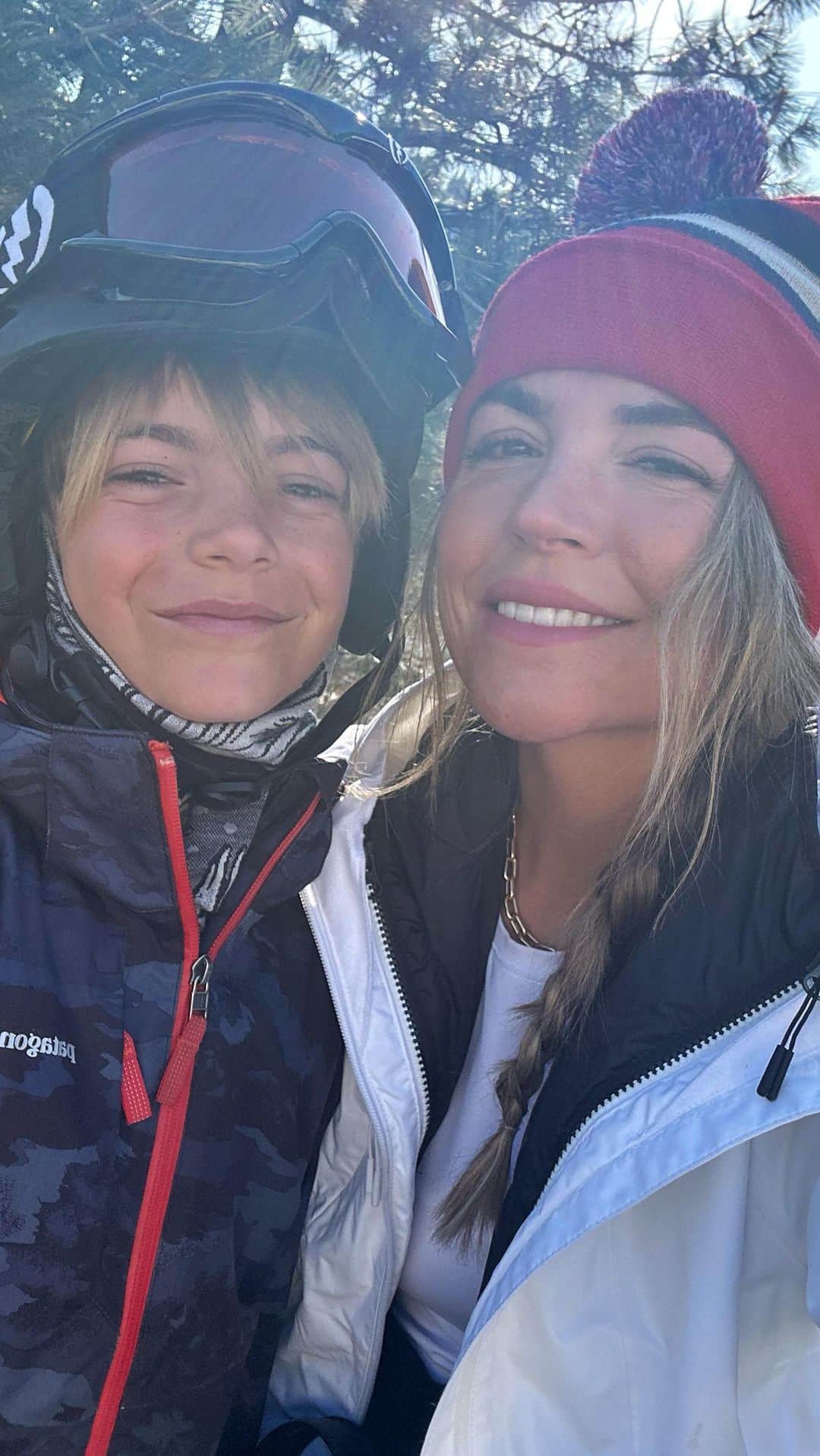 ジェシカ・シーバのインスタグラム：「As you can imagine, I don’t get a whole lot of 1x1 time with my kids, so it’s incredibly special that I had two full days in Tahoe with Beau. My favorite part was talking to him on the lifts and dodging snowballs that he beaned me with every chance he got. I know enough to understand that the next few years will fly by with lightning speed. Eleven is such a fun age, but I’ve loved it all.」
