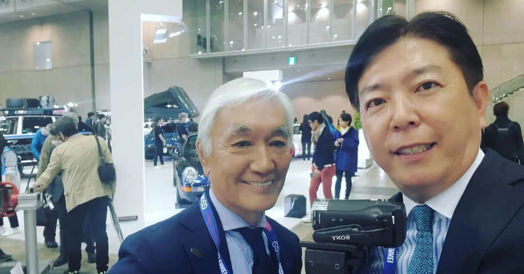 竹内弘一のインスタグラム：「マツシマホールディングスさんが クラシックカー事業を開始され オートモービルカウンシルに出展される ということで千葉まで来ました。 わずか２時間の滞在でしたが、 例のごとく愛機で会場を撮影していたら CAR GRAPHICの加藤代表と久々に お会いできてインタビュー。 やはりヘリテージカー(生産から25年経過)は 本当にかっこよくって、繊細で キュンキュンします。 クルマを文化に。を合言葉に 甘口モータージャーナリストを 名乗らせていただいておりますが こういったイベントが関西でも 開催されれば！と改めて感じました。 来週の #kyobiz で放送します。  #automobilecouncil2023  #cargraphic  #matsushimaholdings」