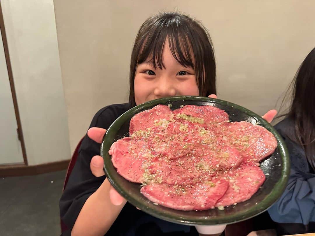 江原千鶴（エハラチヅル）のインスタグラム：「みうが入学してから1週間❣️  入学式、制服姿で入場してきた時には、頑張った美羽を思い出して、本当に良かったなぁと嬉し泣きでした。  中学生になると、友達と遊びにいって、もうママと遊んでくれなくなるなぁと寂しがっていたら、、 「ママもともだちっ❤️」 って言ってくれた美羽が忘れられないです😭  美羽は娘であり、友達であり、本当に感謝でいっぱい。  これから素敵な6年間になりますように✨ 入学おめでとう😊  #入学式#中学生#長女 #牛タン大好物」
