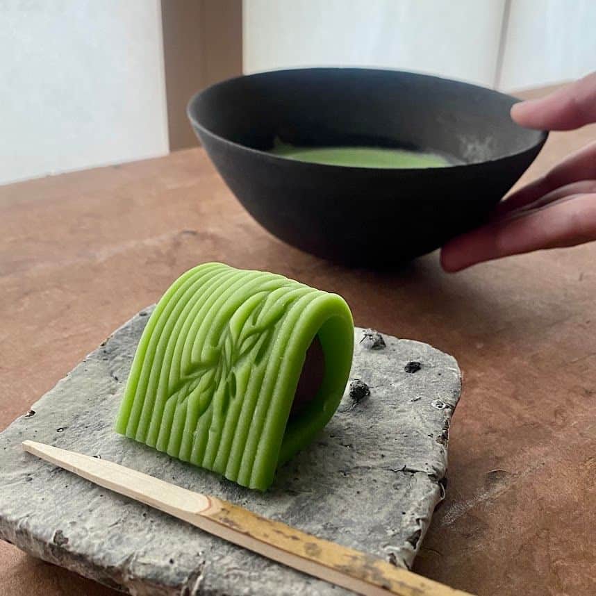 一保堂茶舗さんのインスタグラム写真 - (一保堂茶舗Instagram)「「お菓子にも新緑の季節がやってきました」  きょうのお菓子は千本玉壽軒さんの「若柳」。しだれる柳の葉がほどこされた意匠です。抹茶との明るいグリーンのコンビネーションは、目のさめるような爽やかさ。  Today's tea time with confectionery "Waka-Yanagi" and Matcha.  @ippodotea   #千本玉寿軒 #senbontamajuken #若柳 #一保堂 #一保堂茶舗 #ippodo #ippodotea #お茶 #お茶好き #お茶時間 #お茶の時間 #お茶のある暮らし #お茶のある生活 #日本茶 #日本茶好き #日本茶のある暮らし」4月15日 13時16分 - ippodotea