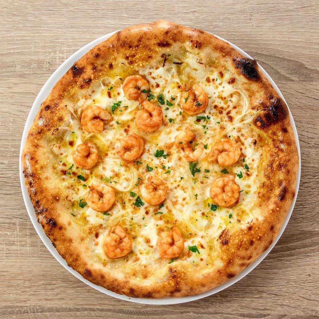 Arancino Di Mareのインスタグラム：「Est. 1998 - Arancino Owner’s Favorite Pizza!  shrimp, garlic chips, mozzarella, onion, parmesan 😚🤌🏽🦐🧄🧅🧀🇮🇹 #arancino #arancinodimare #pizza #dinner #seafood #honolulu #italianfood #seafoodpizza #waikiki #waikikibeach #hawaii #アランチーノディマーレ #アランチーノ #イタリアン #ピザ #ハワイ #ホノルル #oahu #hawaiisbestkitchens #italianrestaurant #italian #garlic #cheesy #hawaiifoodreviews #pizzalover #pizzaparty #italy #onion #shrimp #shrimps」