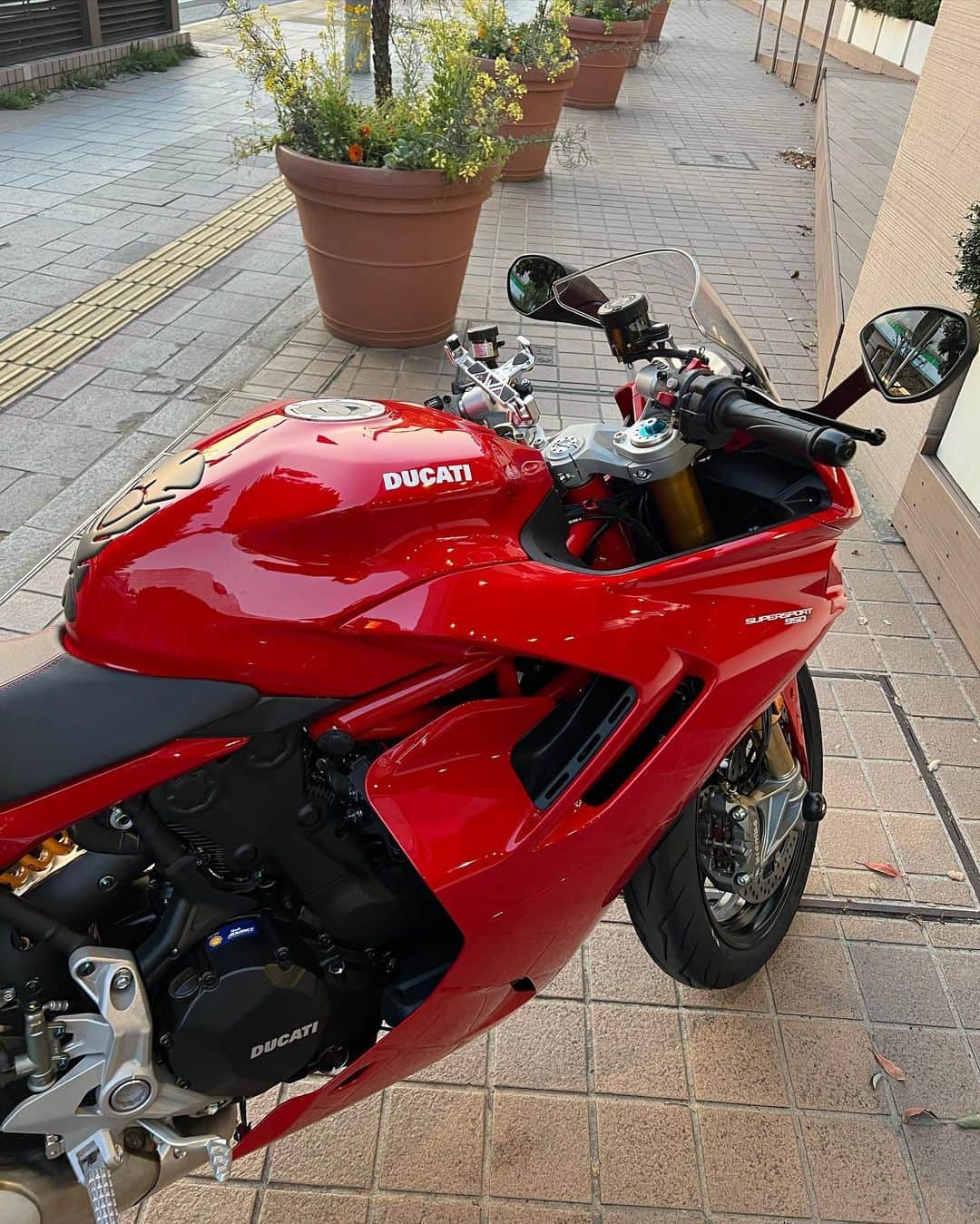 ほのかさんのインスタグラム写真 - (ほのかInstagram)「Hello Ducati ❤️🏍️ これから末永くよろしくね〜🥰 エンジン音が！！ 奏でてるみたい〜♪ 訳もなく高速道路走ってるよん🔥笑  #ducati #supersport #s #真っ赤#かわいい〜❤️ #納車#納車ツーリング  #バイク#bike#rider #Kawasaki#エストレヤ #似合うヘルメット探し中🥸」4月15日 13時22分 - honokaaa1202