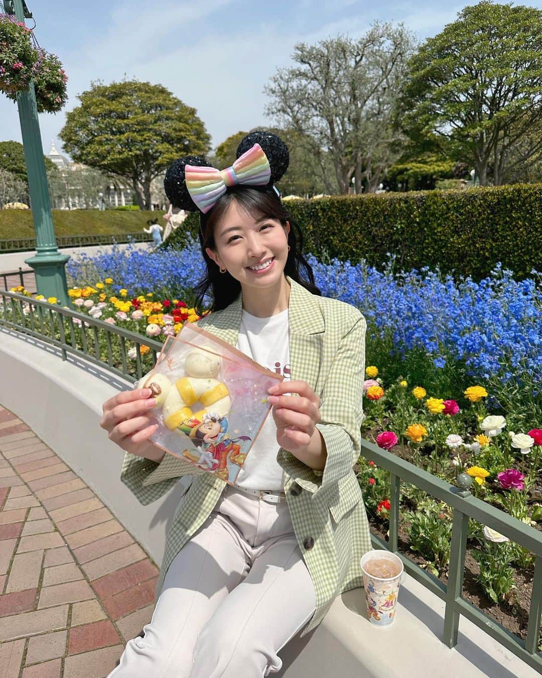 のインスタグラム：「#東京ディズニーリゾート40周年 ✨🌈 . . . . 本日4/15は #東京ディズニーランド 開園日🌈✨  安定の雨模様ですが、ゲストのみんなが「ずっと、待ってた！」な特別な一年になること間違いなし🥹💗  今年も沢山お世話になります！！！♡♡♡ . . . . #tokyodisneyland #tokyodisneyresort #tokyodisneyresort40thanniversary #tdl #tdr #disneygram #ディズニーグラム #東京ディズニーリゾート #ディズニーコーデ　#春コーデ #ディズニーのある生活 #ディズニーフード #disneyfood #disneylife #disneyfoodie」