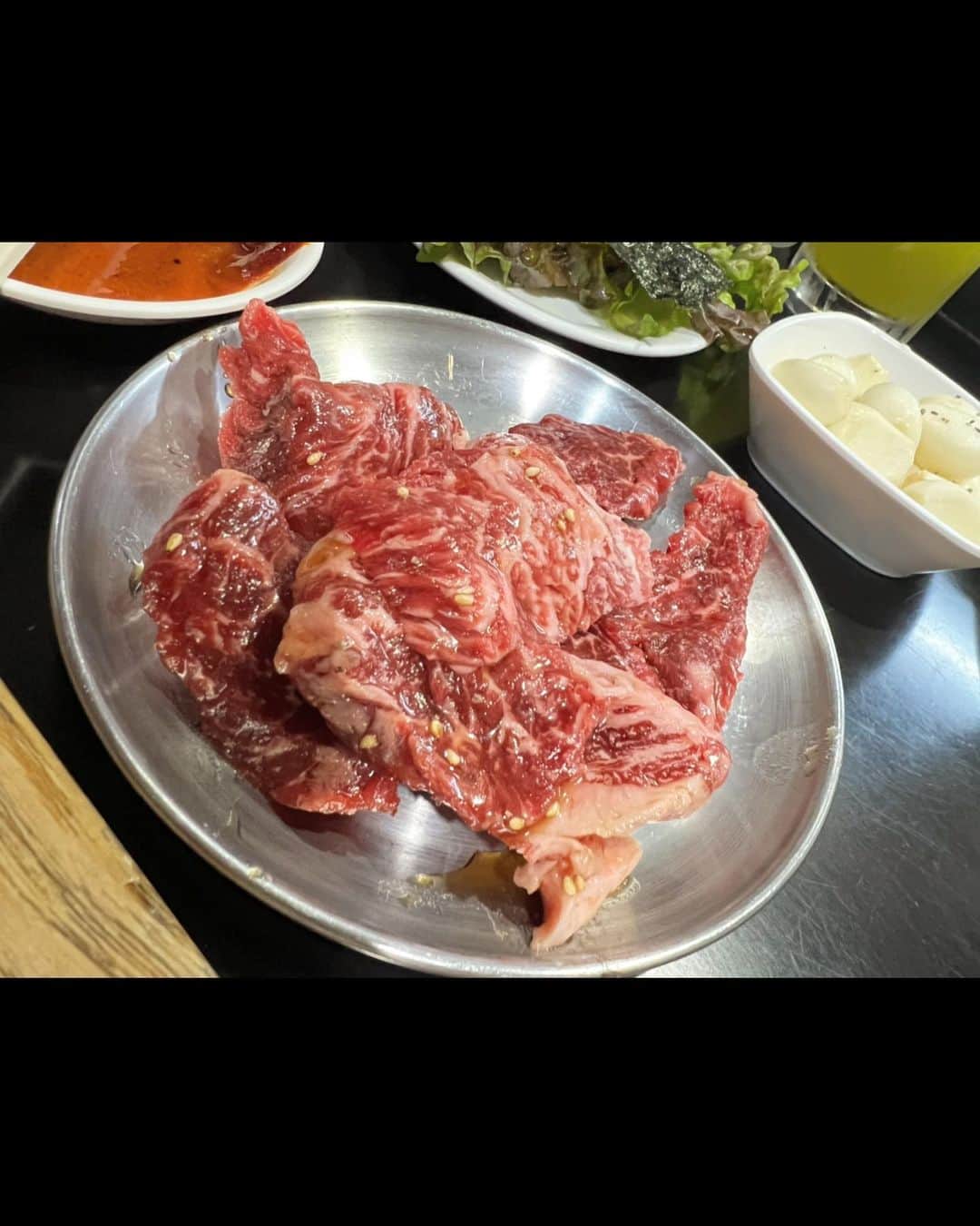 JOJO（ものまね）さんのインスタグラム写真 - (JOJO（ものまね）Instagram)「【焼肉🍖】💕💕💕 今週は準備で大忙し💦  体力諸々使ったから 肉チャージ(｀✧∀✧´)ｷﾗｰﾝ✨✨✨  やっぱり肉チャージ必要🫶😁💕  そして、JOJOのサインが 飾ってあります( ⸝⸝⸝. .⸝⸝⸝ )💕💦  オープン当初からの長い付き合い💖  みっちゃん、ぼーちゃん💗 いつもありがとぉ🍀🤭💕  #JUJUのそっくりさんJOJO  #お肉 #肉 #にく ニクぅぅ〜😆👍✨#肉食 #肉うまい #肉大好き #肉好き女子 #肉スタグラム #肉食系女子 #肉食女子 #肉食系  #肉食おばさん 😋✨#牛さんありがとう 🐮🐄🐂🐃🐮✨#niku #beef 🍖💗#グルメ #グルメ女子 #beefstagram #nikustagram #グルメ好きな人と繋がりたい #グルメ好きな人と繋がりたい 💕#おにく #お肉大好き #食テロ #食テログラム #食テロペロリスト #食テロリスト ｽﾁｬｯ( ´-ω･)▄︻┻┳━✨#焼肉 #焼肉屋 #ホルモン焼き 🥓🥩🍗🍖💕💕💕💕 ✨」4月15日 13時26分 - jojo_monomane