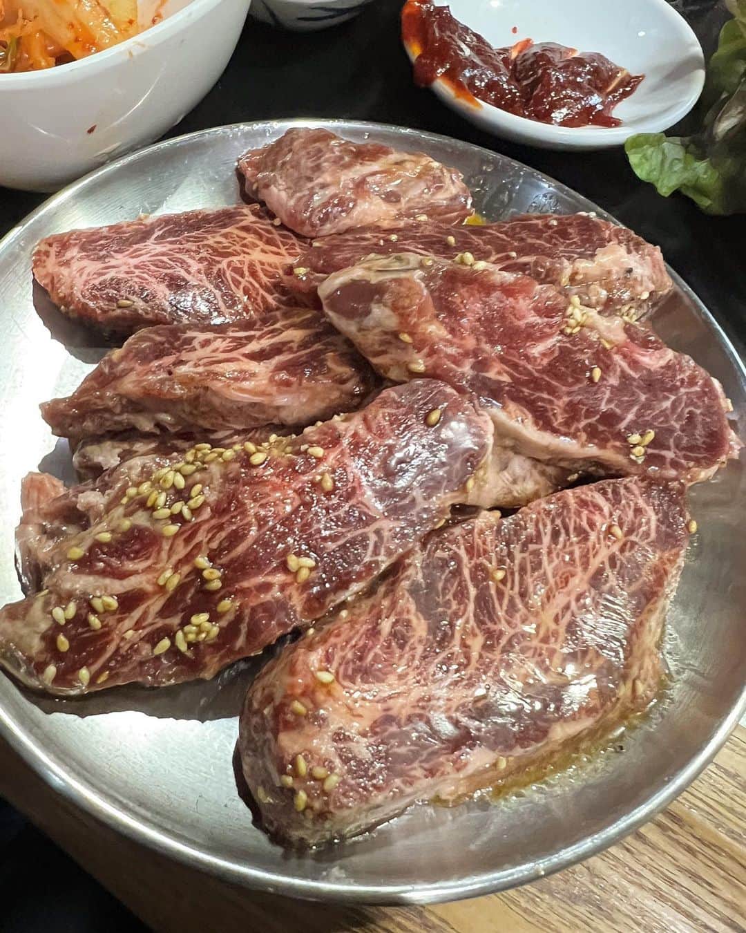 JOJO（ものまね）さんのインスタグラム写真 - (JOJO（ものまね）Instagram)「【焼肉🍖】💕💕💕 今週は準備で大忙し💦  体力諸々使ったから 肉チャージ(｀✧∀✧´)ｷﾗｰﾝ✨✨✨  やっぱり肉チャージ必要🫶😁💕  そして、JOJOのサインが 飾ってあります( ⸝⸝⸝. .⸝⸝⸝ )💕💦  オープン当初からの長い付き合い💖  みっちゃん、ぼーちゃん💗 いつもありがとぉ🍀🤭💕  #JUJUのそっくりさんJOJO  #お肉 #肉 #にく ニクぅぅ〜😆👍✨#肉食 #肉うまい #肉大好き #肉好き女子 #肉スタグラム #肉食系女子 #肉食女子 #肉食系  #肉食おばさん 😋✨#牛さんありがとう 🐮🐄🐂🐃🐮✨#niku #beef 🍖💗#グルメ #グルメ女子 #beefstagram #nikustagram #グルメ好きな人と繋がりたい #グルメ好きな人と繋がりたい 💕#おにく #お肉大好き #食テロ #食テログラム #食テロペロリスト #食テロリスト ｽﾁｬｯ( ´-ω･)▄︻┻┳━✨#焼肉 #焼肉屋 #ホルモン焼き 🥓🥩🍗🍖💕💕💕💕 ✨」4月15日 13時26分 - jojo_monomane