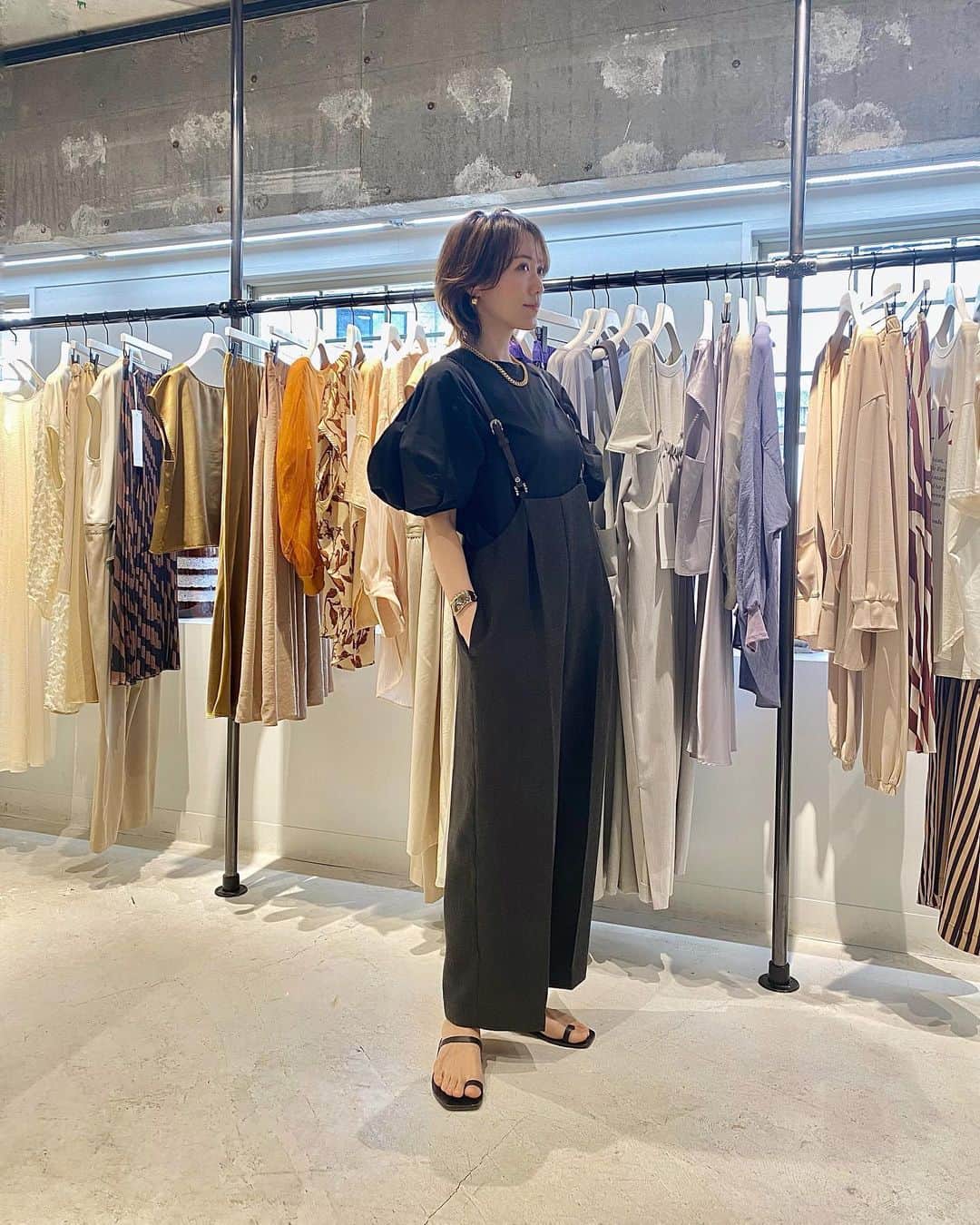 のインスタグラム：「すごく遅くなっちゃったけど @yenn__official @chignon_official 展示会行った時の📷  可愛い服沢山😮‍💨 chignonのブラック袖ポワンブラウスも可愛いかったんだけど、  #yenn のボリューム袖ロンT（pic3〜9）と #chignon のアイボリーのノーカラーシャツ（一番最後の🎥）をオーダーしました♡  #春夏展示会 #2023ss」