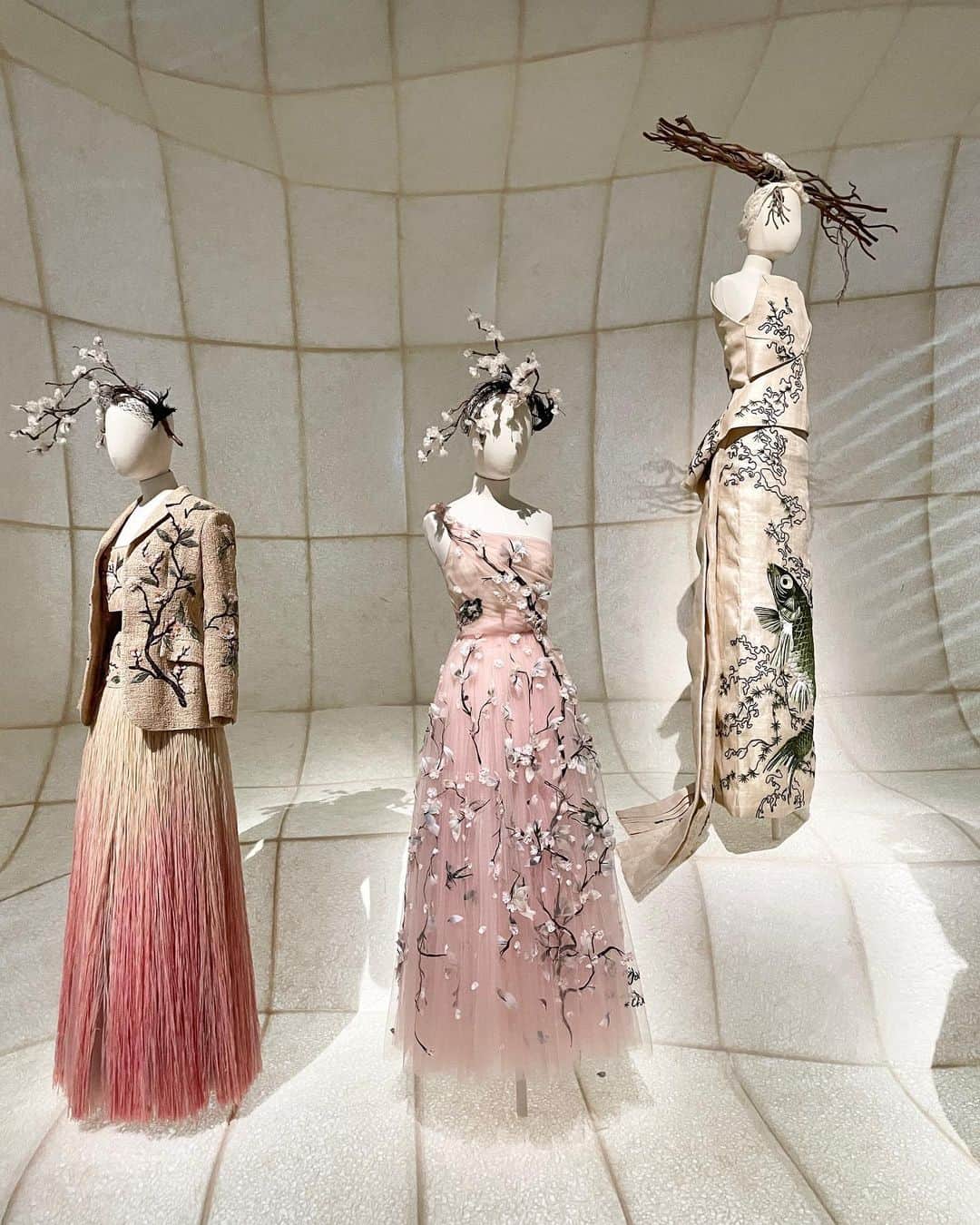 熊澤枝里子さんのインスタグラム写真 - (熊澤枝里子Instagram)「・ 先日『クリスチャンディオール夢のクチュリエ展』に行ってきました。 @dior   素晴らしい才能をもったデザイナー達によるデザインから、職人の手により丹精込めて作られたドレスたち。 本当に美しいの一言。  ちょうど、ラフシモンズの『ディオールと私』というドキュメンタリー映画を観た後だったので、細かいディテールのドレスを見て、 背景にいる作り手の方々の姿が浮かび上がるように感じたな。  東京都現代美術館での展示の仕方がまた素晴らしかった。 趣向を凝らした展示に日本らしいエッセンスが織り交ぜられ、空間ごとに「わぁ！」と声をあげてしまった🫢  一着のドレスされど一着のドレス。 それを作るのにどれだけの人の魂が込められているかをまざまざと感じました❤️‍🔥  #dior #ディオール #ディオール展 #東京都現代美術館」4月15日 13時38分 - kumazawa_eriko