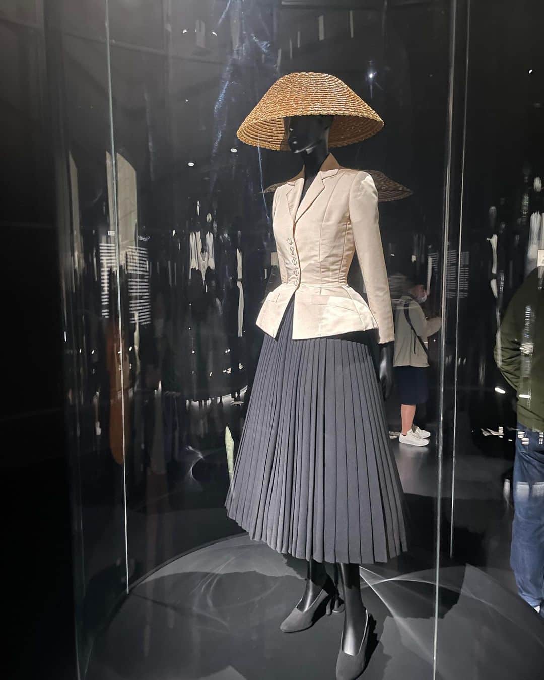 熊澤枝里子さんのインスタグラム写真 - (熊澤枝里子Instagram)「・ 先日『クリスチャンディオール夢のクチュリエ展』に行ってきました。 @dior   素晴らしい才能をもったデザイナー達によるデザインから、職人の手により丹精込めて作られたドレスたち。 本当に美しいの一言。  ちょうど、ラフシモンズの『ディオールと私』というドキュメンタリー映画を観た後だったので、細かいディテールのドレスを見て、 背景にいる作り手の方々の姿が浮かび上がるように感じたな。  東京都現代美術館での展示の仕方がまた素晴らしかった。 趣向を凝らした展示に日本らしいエッセンスが織り交ぜられ、空間ごとに「わぁ！」と声をあげてしまった🫢  一着のドレスされど一着のドレス。 それを作るのにどれだけの人の魂が込められているかをまざまざと感じました❤️‍🔥  #dior #ディオール #ディオール展 #東京都現代美術館」4月15日 13時38分 - kumazawa_eriko