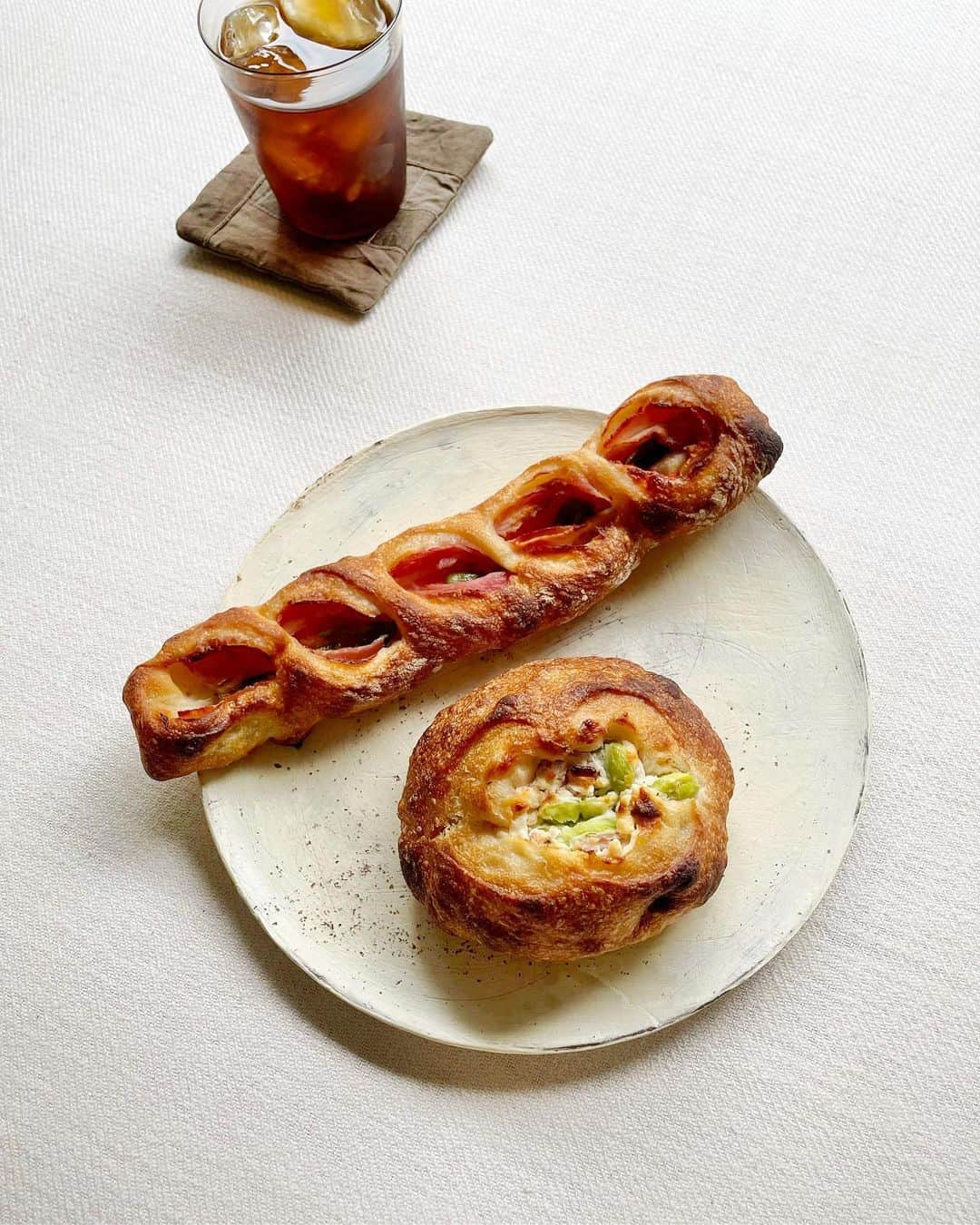 uneclefのインスタグラム：「⁡ ⁡ 次回発送のパンsetには、 久しぶりの”そら豆とクリームチーズ”、 ”ししとうとベーコンのエピ”が入ります。 ⁡ ⁡ ⁡ uneclefのパンset 【menu】 ・ユヌカレ（１斤）×１ ・レーズンとオレンジピール（半斤）×１ ・胡桃のプティ（３個入り）×１ ・イングリッシュマフィン（２個入り）×１ ・フォカッチャ ドライトマト ×１ ・ケールとデュカのリュスティック ×１ ・そら豆とクリームチーズ ×１ ・ししとうとベーコンのエピ ×１ ・抹茶とホワイトチョコとクランベリー ×１ ⁡ ⁡ ⁡ こんにちは。 本日15日（土）21：00よりonlineshopにて、次回発送のパンset、焼き菓子setを販売致します。 onlineshopに追加致しましたので、ごゆっくりご覧ください。 前回ご購入の皆様には、16日（日）まで発送致します。 到着まで今しばらくお待ちください。 ⁡ ⁡ ◇ Clarte. “いちごとミルクの二層ジャム” ＆ uneclefの焼き菓子set  ◇ 黒糖胡桃のスコーン＆レモンケーキset ◇ uneclefのパンset ⁡ ⁡ onlineshopは、instagram TOPのリンクから お越しいただけます。 どうぞ、よろしくお願い致します。  @uneclef」