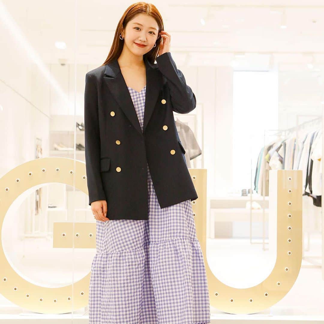 merさんのインスタグラム写真 - (merInstagram)「碓井玲菜ちゃんがGUのネイビージャケットを使ってONOFFコーデを披露して ...