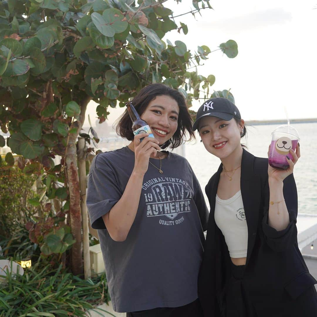 yuu sakuraiさんのインスタグラム写真 - (yuu sakuraiInstagram)「サンゴの島・沖縄で生まれたCORAL WATER 100%のビール 〝OKINAWA SANGO BEER〟🍻  サンゴ礁から生まれた「玉泉洞」の地下水CORAL WATERで仕込んだ風味豊かなクラフトビールで、  MK CAFEでは、パッションフルーツやドラゴンフルーツ柑橘系の爽やかな味や、苦味が強くアルコール度数の強いもの、 黒ビールや島とうがらしが入ったチリビールなどなど…  飲み比べがしたくなる9種類の味をご用意いたしております👏🏻  沖縄でしか味わえないものを用意したい‼︎とMK CAFEの強い想いからお店に置く事になったSANGOビールは今、たくさんの方に愛されMK CAFEで大人気を頂いています⭐︎  蓋を開ける時に〝ポンっ〟と シャンパンを開けた時のようにいい音がなって、 南国の雰囲気の中でさらにテンションを上げてくれる最高のアイテムです⭐︎  オーナーの菊池さんが、 お客様の気分に合わせておすすめのビールをご紹介出来るようにスタッフで試飲会をしていいよと言ってくれて先日試飲会をさせていただきました♪  飲み比べてみると想像以上にそれぞれの味に特徴があってビックリ🫢  地元の食材をドリンクにいかされていて、SANGOビールが出来上がるまで何度も作り直したというお話を聞きとてつもない企業努力を感じました。  こうした時間てとても大切だなと思わせていただきました✨ 菊池さん、ありがとうございます！  お酒が苦手な私でもおつまみに合わせて飲みたくなるお気に入りの味を見つけたり、  気分に合わせておすすめが出来るようになったのでカフェに来た際はぜひスタッフにお尋ね下さいね⭐︎  ウミカジテラスは空港から1番近い離島になるので、 1番、不安なことは泊まっているホテルまでの足がない。 ということだと思います。  そこで瀬長島ウミカジテラスから 国際通りまでの交通手段と おおよその金額をアップさせていただきます⭐︎  ・タクシー ウミカジテラス→国際通り 深夜割増料金  1,680円 2人乗車 ： 1人 約840円 3人乗車 ： 1人 約560円 4人乗車 ： 1人 約420円  ・車の運転代行  予想料金 2,000円  ちなみに国際通りからウミカジテラスまでのバスの料金は、 360円になります⭐︎  MK CAFEでは、タクシーや運転代行の手配もさせていただきますので安心していらしてください✨  沖縄で最高の思い出を過ごせますように⭐︎  #sango #sangobeer #beer #ビール #クラフトビール #地産地消  #ウミカジテラス#瀬長島 #力フェ#沖縄旅行#沖縄 #沖縄観光#鯖バーガー#ハンバーガー #タクシー #運転代行  #mkcafe#okinawa #umikajiterrace」4月15日 13時31分 - food_yuu