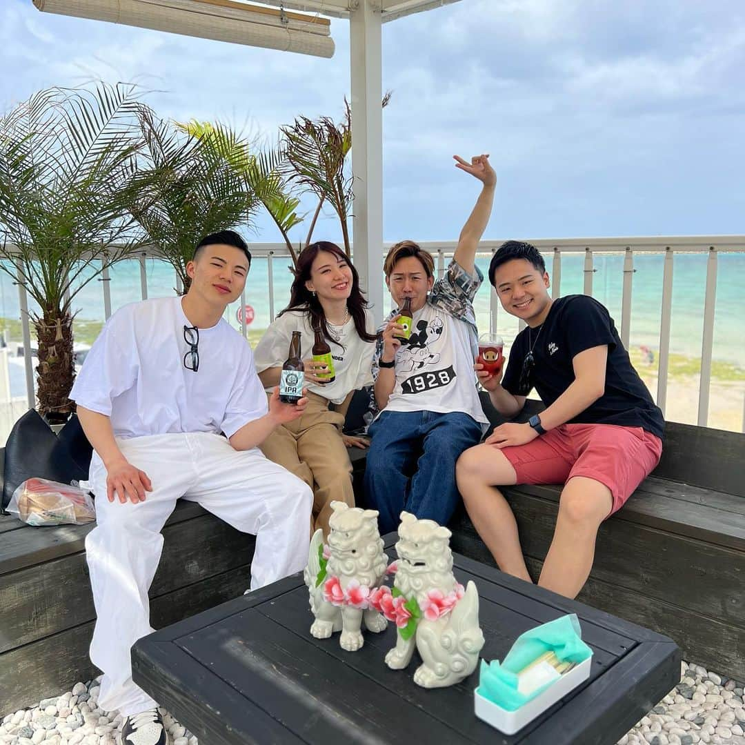 yuu sakuraiさんのインスタグラム写真 - (yuu sakuraiInstagram)「サンゴの島・沖縄で生まれたCORAL WATER 100%のビール 〝OKINAWA SANGO BEER〟🍻  サンゴ礁から生まれた「玉泉洞」の地下水CORAL WATERで仕込んだ風味豊かなクラフトビールで、  MK CAFEでは、パッションフルーツやドラゴンフルーツ柑橘系の爽やかな味や、苦味が強くアルコール度数の強いもの、 黒ビールや島とうがらしが入ったチリビールなどなど…  飲み比べがしたくなる9種類の味をご用意いたしております👏🏻  沖縄でしか味わえないものを用意したい‼︎とMK CAFEの強い想いからお店に置く事になったSANGOビールは今、たくさんの方に愛されMK CAFEで大人気を頂いています⭐︎  蓋を開ける時に〝ポンっ〟と シャンパンを開けた時のようにいい音がなって、 南国の雰囲気の中でさらにテンションを上げてくれる最高のアイテムです⭐︎  オーナーの菊池さんが、 お客様の気分に合わせておすすめのビールをご紹介出来るようにスタッフで試飲会をしていいよと言ってくれて先日試飲会をさせていただきました♪  飲み比べてみると想像以上にそれぞれの味に特徴があってビックリ🫢  地元の食材をドリンクにいかされていて、SANGOビールが出来上がるまで何度も作り直したというお話を聞きとてつもない企業努力を感じました。  こうした時間てとても大切だなと思わせていただきました✨ 菊池さん、ありがとうございます！  お酒が苦手な私でもおつまみに合わせて飲みたくなるお気に入りの味を見つけたり、  気分に合わせておすすめが出来るようになったのでカフェに来た際はぜひスタッフにお尋ね下さいね⭐︎  ウミカジテラスは空港から1番近い離島になるので、 1番、不安なことは泊まっているホテルまでの足がない。 ということだと思います。  そこで瀬長島ウミカジテラスから 国際通りまでの交通手段と おおよその金額をアップさせていただきます⭐︎  ・タクシー ウミカジテラス→国際通り 深夜割増料金  1,680円 2人乗車 ： 1人 約840円 3人乗車 ： 1人 約560円 4人乗車 ： 1人 約420円  ・車の運転代行  予想料金 2,000円  ちなみに国際通りからウミカジテラスまでのバスの料金は、 360円になります⭐︎  MK CAFEでは、タクシーや運転代行の手配もさせていただきますので安心していらしてください✨  沖縄で最高の思い出を過ごせますように⭐︎  #sango #sangobeer #beer #ビール #クラフトビール #地産地消  #ウミカジテラス#瀬長島 #力フェ#沖縄旅行#沖縄 #沖縄観光#鯖バーガー#ハンバーガー #タクシー #運転代行  #mkcafe#okinawa #umikajiterrace」4月15日 13時31分 - food_yuu