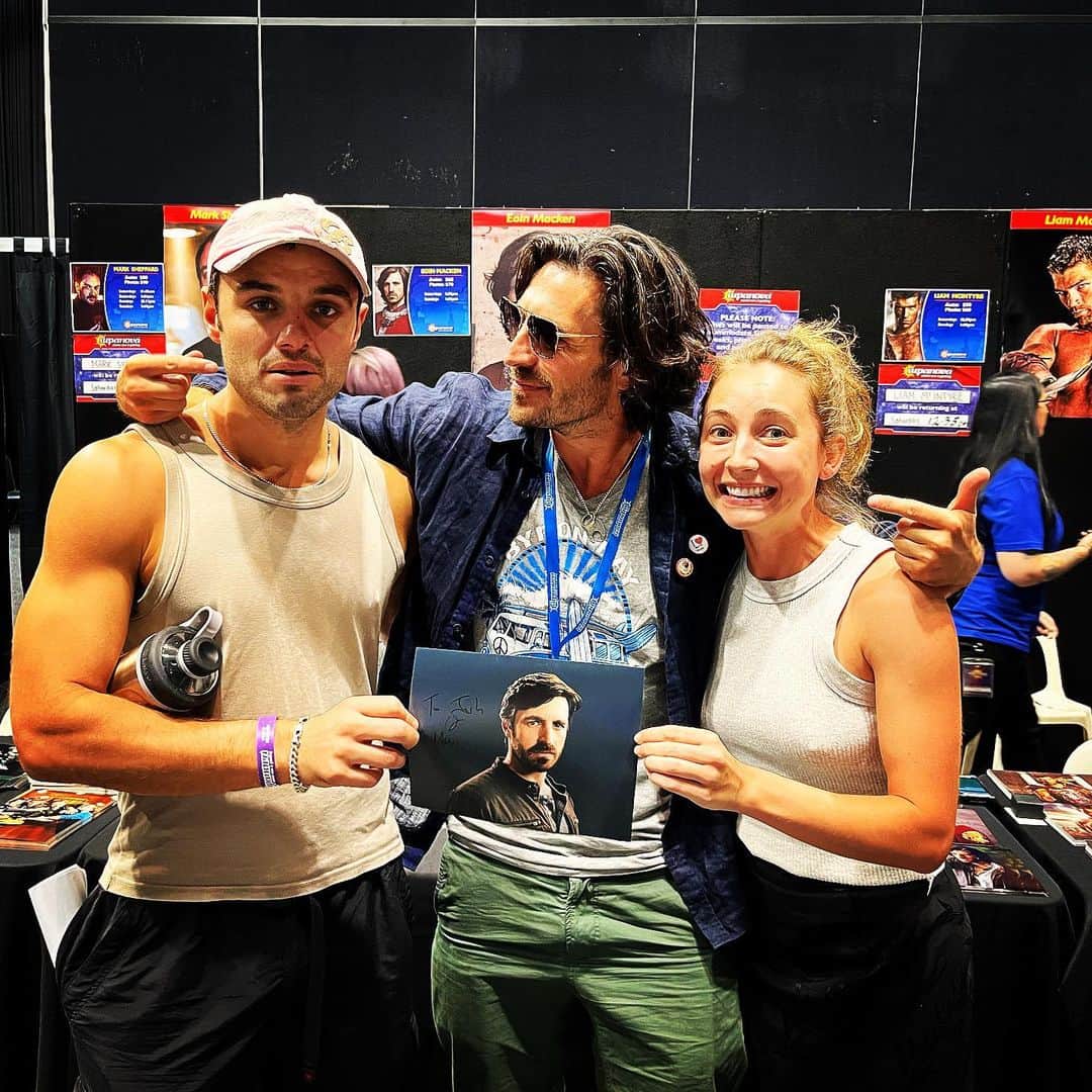 オーエン・マッケンのインスタグラム：「Two of the biggest LA BREA fans came by to see me at Supanova Comic Con on the Gold Coast this morning. Josh @yoshim1ssu is basically the biggest Gavin Harris fan there ever was. And @mavournee - well….. #labrea @supanovaexpo」