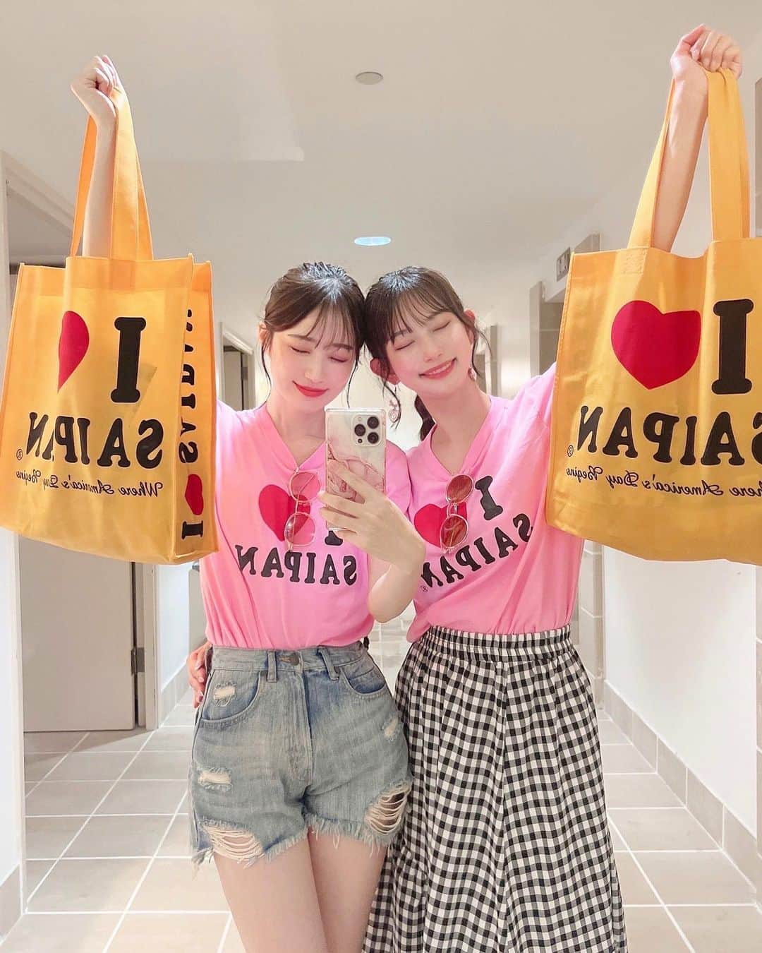 小越しほみさんのインスタグラム写真 - (小越しほみInstagram)「サイパンでお揃いのTシャツで ホテル周辺おさんぽした時の🐩  DFSの中のおしゃれなカフェ @hafaadairoastingcompany  内装から食器まで素敵だった😻  チーズケーキ美味しかったよ🫶🏻  I♡SAIPANに行ったらTシャツ沢山売ってて ここでじっくり探してもよかったなぁと🫢  あとは建設中のインペリアルパレスサイパンっていう カジノホテルがお城みたいで迫力あった🏰✨  全部グランヴィリオリゾートサイパンから 歩いて行けるとこにあってほんと便利だった☺️  . . . . . . . . .  #サイパン #サイパン旅行 #サイパングルメ #サイパン島 #saipan #女子旅 #女子旅行 #saipantrip #saipantravel #旅行 #海外旅行 #旅行好き #旅行 #旅行記 #旅行好きな人と繋がりたい #南の島 #リゾートコーデ #リゾート #ビーチリゾート #海外旅行記 #海外旅行好きな人と繋がりたい #リゾートファッション #サイパンカフェ #アイラブサイパン #ilovesaipan #hafaadairoastingcompany #女子旅 #女子旅行 #インペリアルパレスサイパン #カジノ #サイパンカジノ #サイパン土産 #dfs」4月15日 13時46分 - shihomi1129