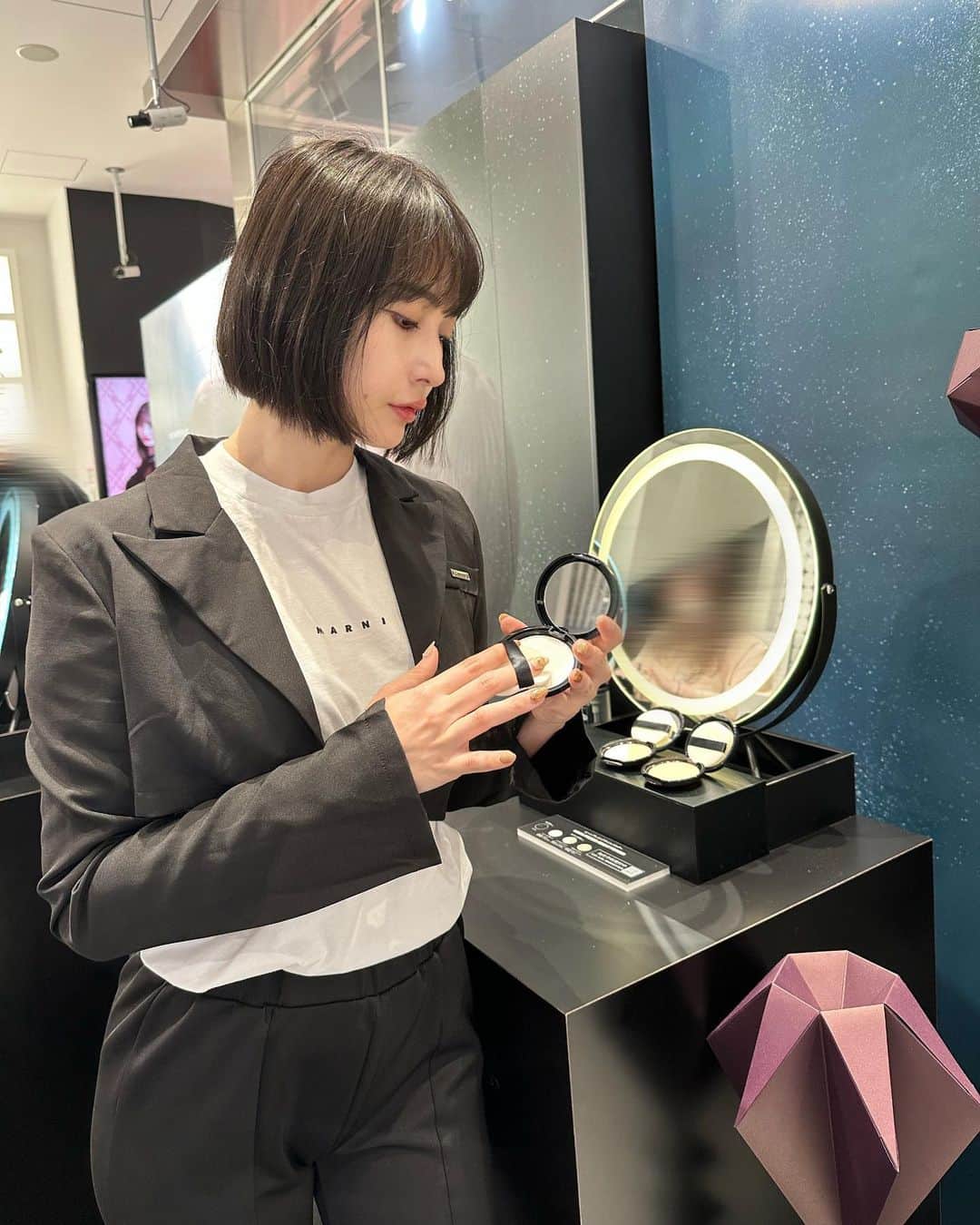 のインスタグラム：「昨日は渋谷で 本気セルトーン＋レブライトをしてきたよ🤍 ２枚目はレブライト直後 昔から肝斑ぎみのもやがかかっていてずっと気になっていたのですがこの頃ひどくなってきたのでレブライトお願いしました💋 これは続けたらちゃんと効果がありそう🤭 直後からすこし美白効果もあるよ✨ そして本気セルトーンはマックスレベルでやってもらいました！ 痛かったけど痛みに強いので我慢できた🔥 多分痛みに弱い人は出力抑えるのが良さそう😂😂😂 セルトーンはセルライトを潰してくれるのでアザになりやすいから一週間くらいはアザになるけどその後がとても楽しみ💕 @dr.y.yumi  @sbeautyclinic  #エスビューティークリニック #医療痩身 #アンチエイジング  #レーザートーニング」