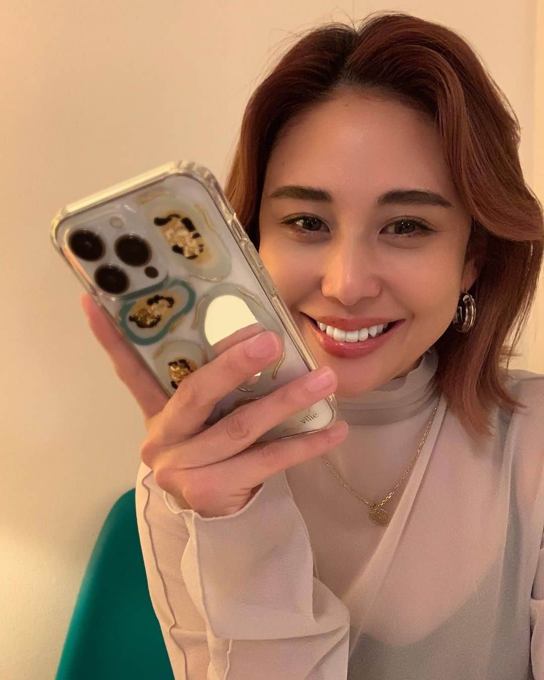 出浦寛子（HIROKO）のインスタグラム：「娘がリモコンでシャッター押してくれた😳👏🏻✨️  目の下の脂肪取ってからちょうど3週間。 ダウンタイムも98%治ってあと一息って感じだよ〜！  春だしちょっと可愛い感じで、鏡がついてて、でも指紋が気にならない、みたいなスマホケースが欲しくてこれにしてみた @vilieofficial  4/25(火)まで受注会やってるそう✨️ ⁡ #vilie#ヴィリエ#iPhonecase#アイフォンケース#スマホケース#アクリル絵の具#アクリル絵の具アート#ハンドメイド#ニュアンスアート ⁡」