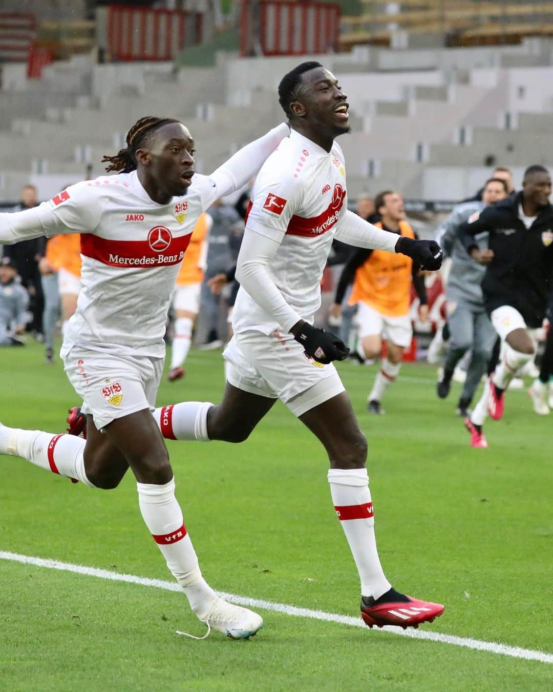のインスタグラム：「Ist das gerade wirklich passiert?! 3:3!!! 💪💪 _ #VfB #VfBBVB 3:3 #vfbstuttgart #vfbstuttgart1893 #auscannstatt #furchtlosundtreu #VfBInsta」
