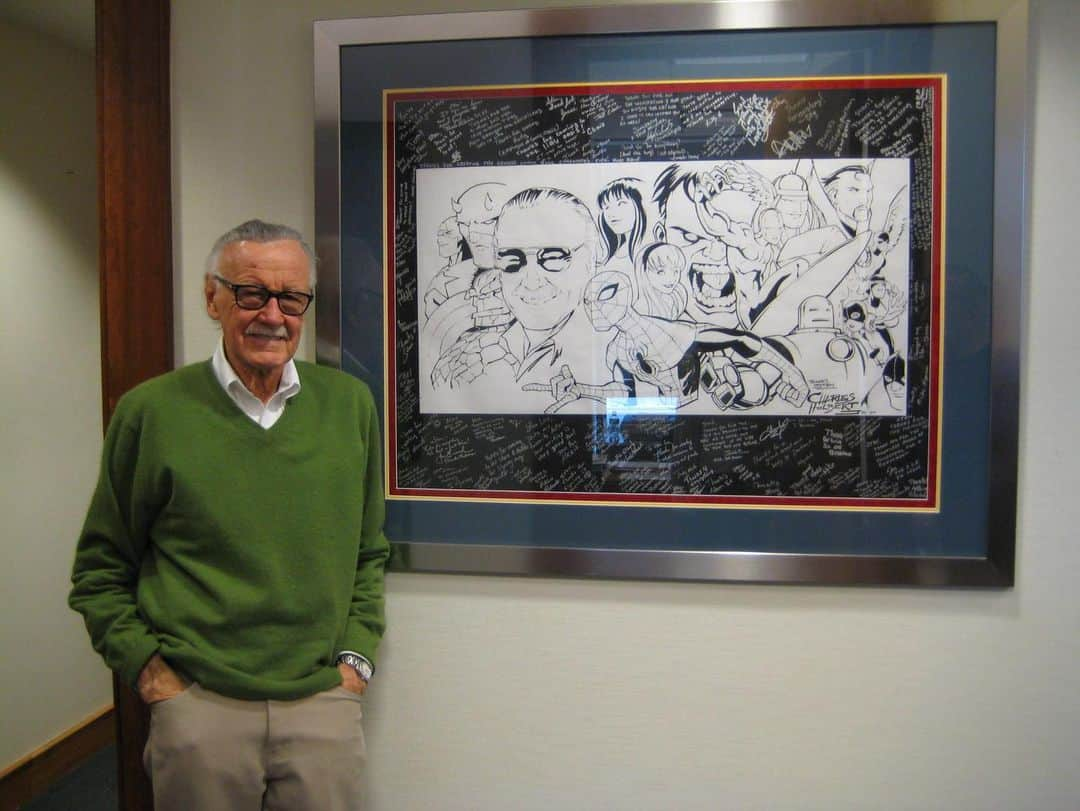 スタン・リーさんのインスタグラム写真 - (スタン・リーInstagram)「Stan always admired artists, from those he worked closely with to the fans who created sensational Stan art. Here’s a flashback of him posing with a phenomenal piece crafted by Charles Holbert. #StanLee #WorldArtDay」4月16日 0時37分 - therealstanlee