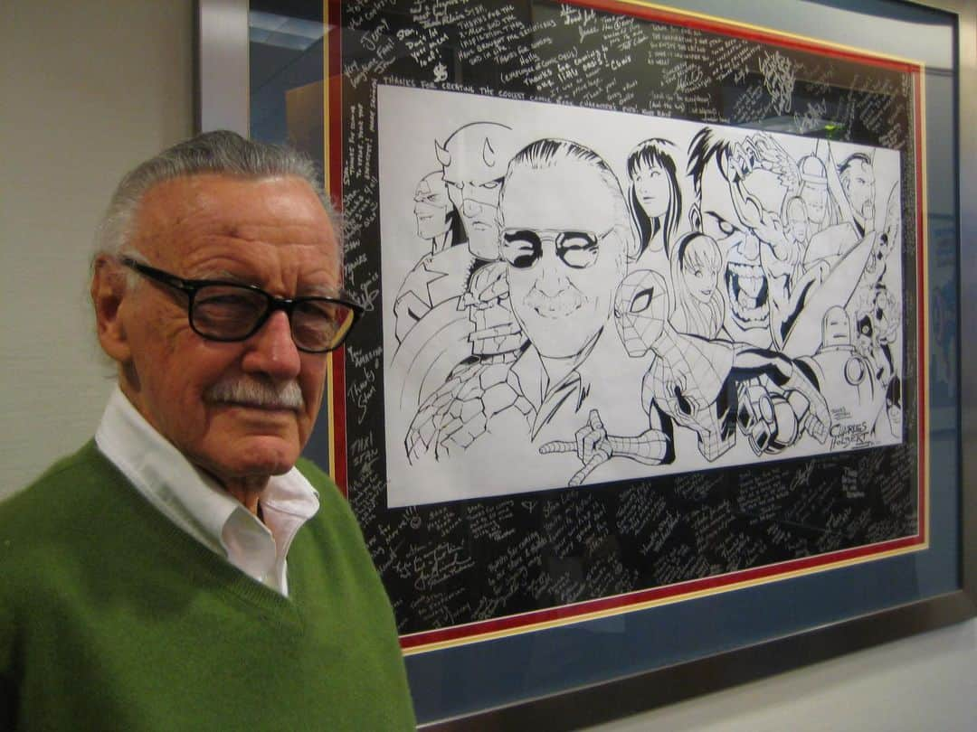 スタン・リーのインスタグラム：「Stan always admired artists, from those he worked closely with to the fans who created sensational Stan art. Here’s a flashback of him posing with a phenomenal piece crafted by Charles Holbert. #StanLee #WorldArtDay」