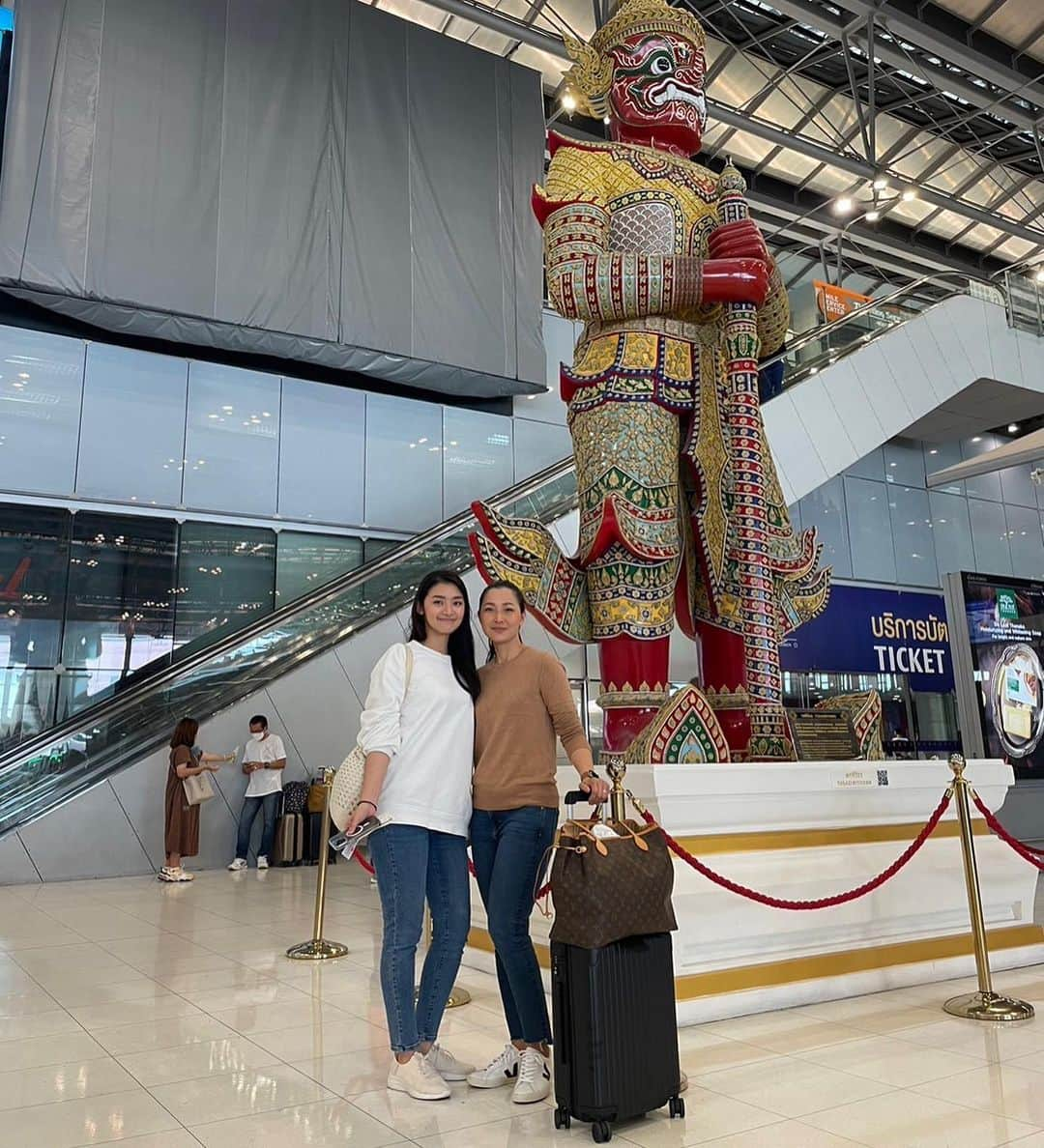 桝田奈津子さんのインスタグラム写真 - (桝田奈津子Instagram)「お母さんと3年ぶりのタイ🇹🇭 Love this city🫶🏼  #bangkok #thailand」4月16日 0時39分 - natsuko_masuda