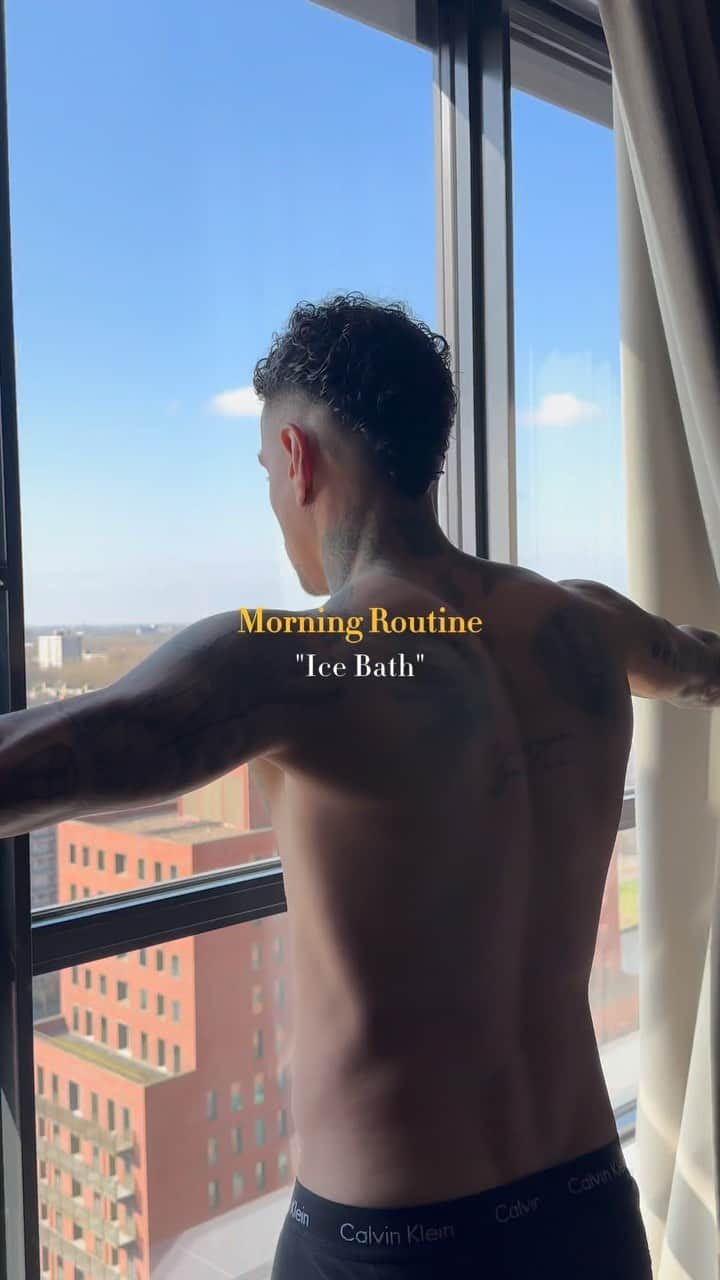 グレゴリー・ファン・デル・ヴィールのインスタグラム：「I’d like to share a part of my morning routine which helps me be a little bit better everyday.  After waking up it’s important to get sunlight in your eyes within 0-60min after waking. This helps reset your circadian rhythm which helps you sleep better at night.   I like to do that with my gratitude journal, and have a moment to be grateful before I start my day.  Then most of the times I’m taking an Ice Bath, I do this 4-5 times a week. Ice Baths helps you; - Recover faster after training - Reduces inflammation and swelling  - Supports immunity - Improves sleep - Makes you more resilience against stress - Release of endorphins which improve mood and reduce stress  Would you like to try an Ice Bath? 🥶❄️ #morningroutine #dayinthelife #icebath」