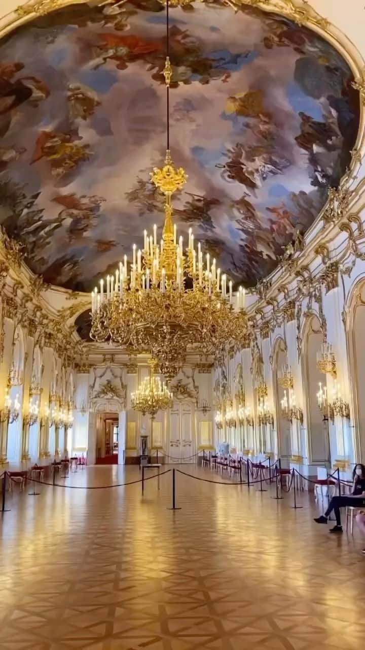 Wien | Viennaのインスタグラム：「We’re absolutely in awe when we walk through the magnificent @schoenbrunnpalace. Have you seen this hall already in person? 💛✨ by @dina.pb #ViennaNow   Schönbrunn Palace is one of the most impressive and beautiful palace buildings from the baroque era in Europe. The palace is full of superlatives and it is rightfully one of the UNESCO World Heritage sites. Emperor Franz Joseph and his wife Sisi had a total of 1441 rooms at Schönbrunn Palace at their disposal. Visitors now have the opportunity to see 45 of these opulent rooms and immerse themselves directly in the imperial age.  #interior #architecture #architektur #baroque #baroquearchitecture #schönbrunn #schlossschönbrunn #schoenbrunnpalace #vienna #wien #vienna_austria #vienna_city #visitvienna #wienliebe #viennagram #viennablogger #traveleurope #travelgram #palace #culture #palaces #europetravel」