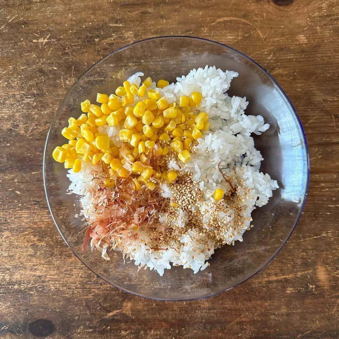 Tesshiさんのインスタグラム写真 - (TesshiInstagram)「おかかコーンで焼きおにぎり Grilled Onigiri With corn and Katsuobushi #ごちそうおにぎり #yummy #homemade #healthy #onigiri #corn #katsuobushi #おいしい #焼きおにぎり #おにぎり #おむすび #とうもろこし #コーン #おかか #マカロニメイト #フーディーテーブル #手作り  たれ→しょうゆ、みりん、ごま油 Sauce… soy sauce, mirin and sesame oil  @yukitsubakiofficial 新米予約受付中🌾」4月15日 23時08分 - tmytsm