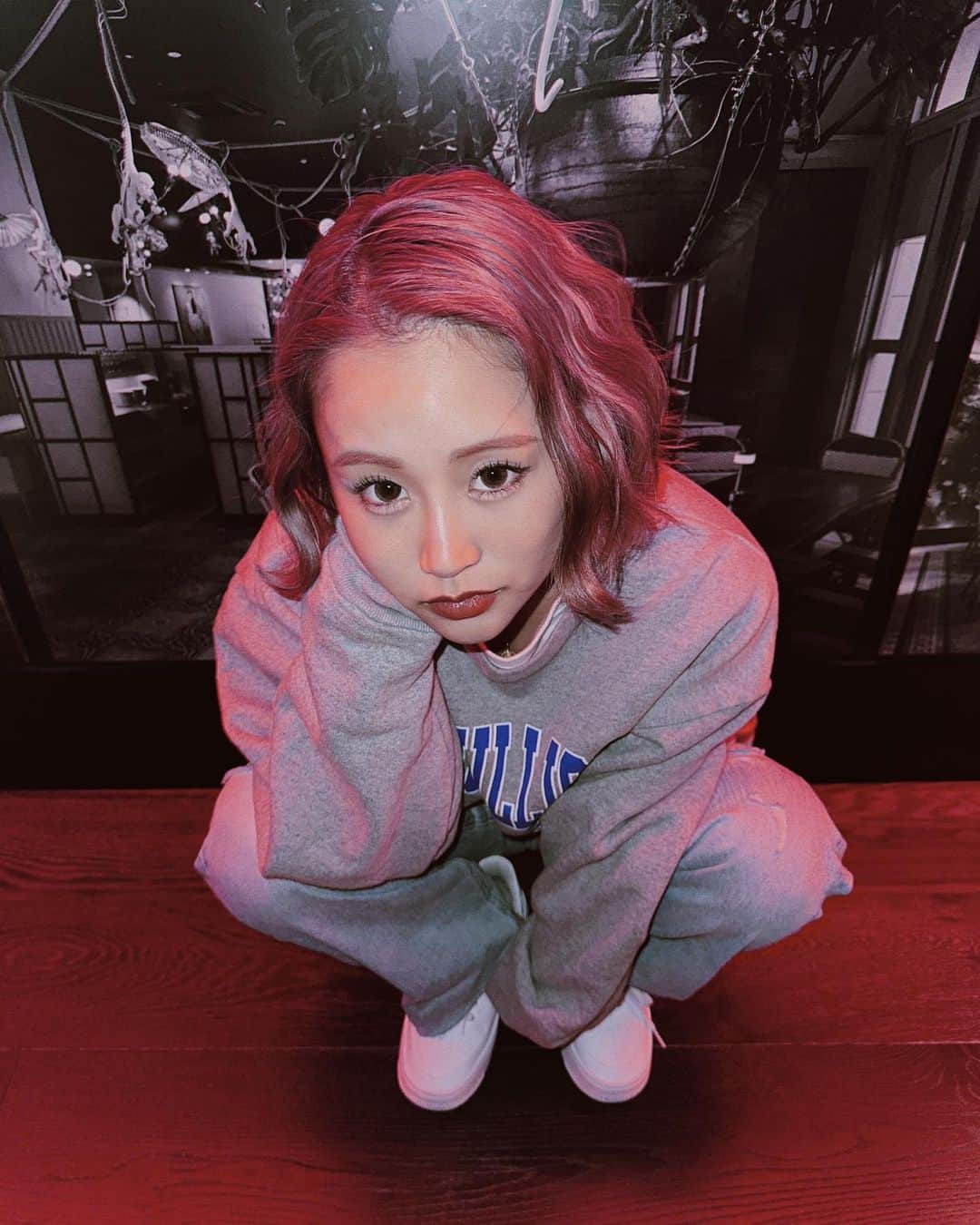 田辺莉咲子のインスタグラム：「I watched the movie "AIR" Air Jordanが欲しくなりました❤️🖤  届くの楽しみだったデニムが届いたので沢山はいてます」