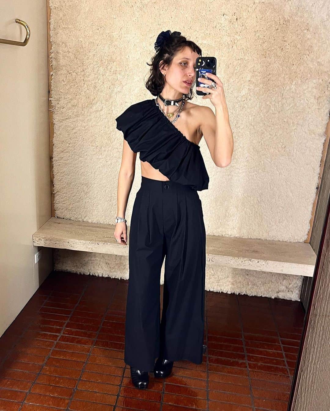 のインスタグラム：「A new Dressing Room Chronicles styling session with Painter @meiow_mix 🖤 the Puff Peplum Belt as a top move 💔」