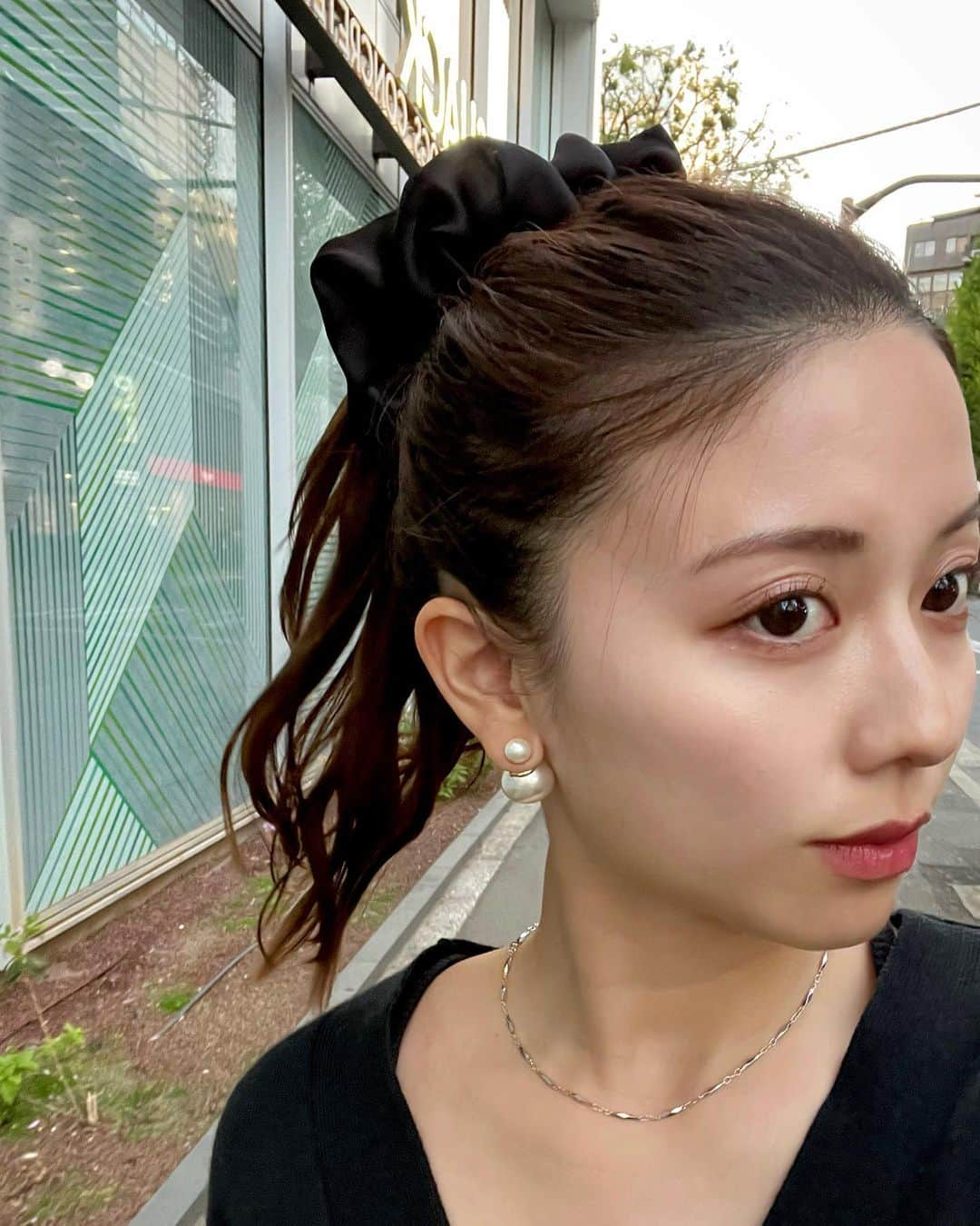 西村まどかのインスタグラム：「大きめ黒シュシュ使いやすい🩶 シンプルなデニムスタイルに合わせるのが最近好きです✌︎  この日はネイル行って、ピラティスして、トーニングしてきた美容day🍃 ㅤㅤㅤㅤㅤㅤㅤㅤㅤㅤ 元々皮膚が薄くて、くすみやシミが出来やすいので、浮き上がって来る前に消滅させたくて @yagbeauty_official 渋谷店へ行ってます☺︎  #レーザートーニング は初めてだったけど、パチっと弾く感じで、奥のメラニンに効いてる〜〜って感じました。笑すぐ慣れて心地いいくらいでした🤣  アウトドア大好きな私は、夏はどーーー頑張っても、焼けるので(笑)、今のうちにㅤㅤㅤㅤㅤㅤㅤㅤㅤㅤㅤㅤㅤ出来る限りのことはしておきます✍️🌳  💄#今日のリップ #chanelrougecocobloom 118   ㅤㅤㅤㅤㅤㅤㅤㅤㅤㅤㅤㅤㅤ ㅤㅤㅤㅤㅤㅤㅤㅤㅤㅤㅤㅤㅤ  #yagbeautyclinic #rrrマスクパック  #美肌ケア #シミケア #ノーファンデ  #ポニーテール #ナチュラルメイク」