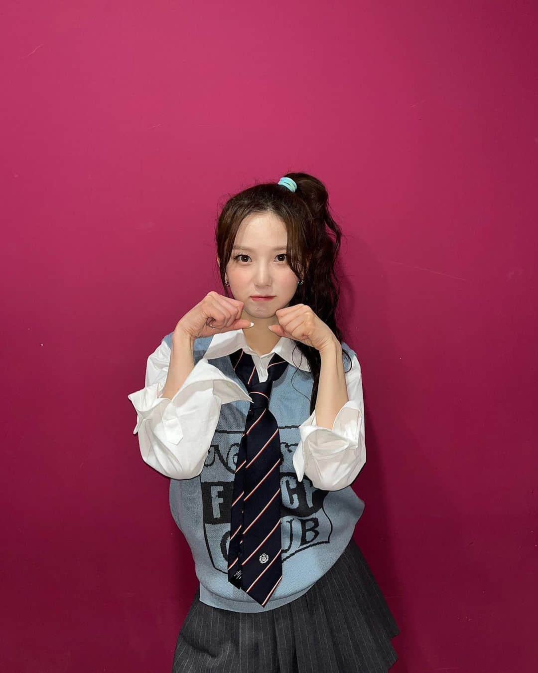 のインスタグラム：「잘자 내 꿈 꿔 ❤️  #최유진 #YUJIN  #Kep1er #케플러」