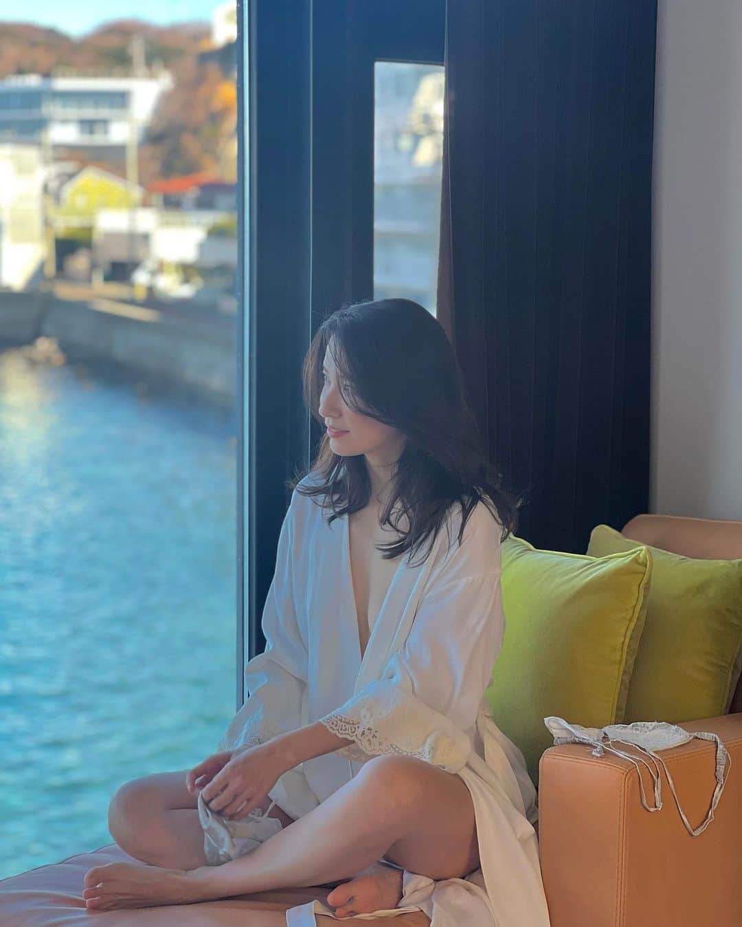 戸田れいのインスタグラム：「写真集オフショット❣️ 発売まで2週間きったね☺️  #写真集#グラビア#Mellow」