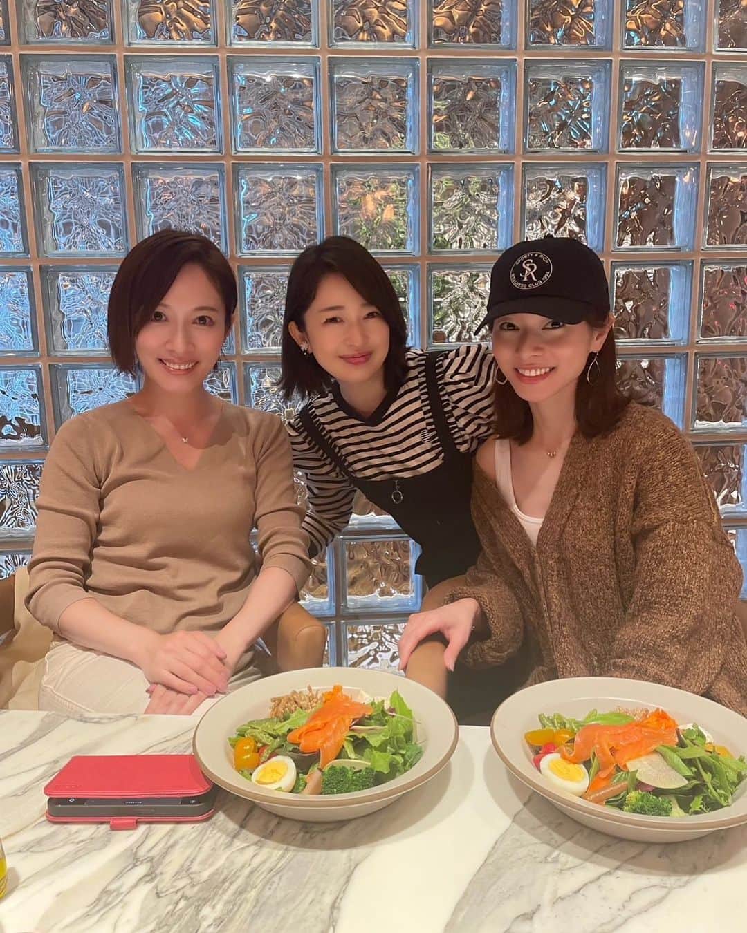 松丸友紀のインスタグラム：「ツキイチカイ （月に一回は集まりたいよねの会） 話したいこと整理してきたはずなのに、あっちへ行ったりこっちへ行ったり脱線し続け最後はタイムオーバーにて強制お開き🤣 泊まり込みで会わないとダメだわ🥹  今日も雨の中ありがとう！ 楽しい時間をありがとう！」