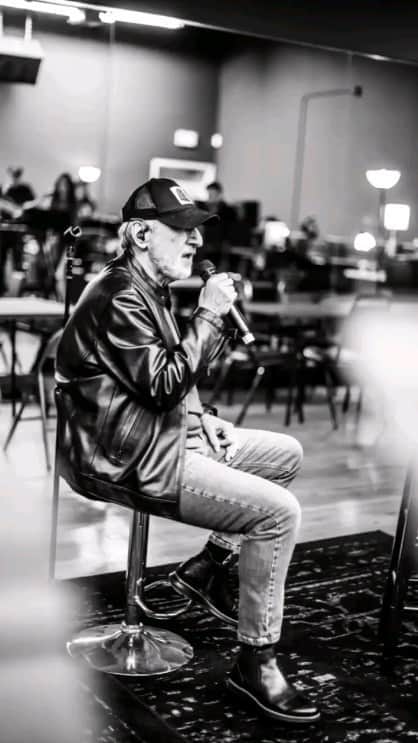 Ebiのインスタグラム：「See you tonight in #OrangeCounty 🔥❤️ at @segerstromarts . همین امشب! در اورنج کانتی کنارتون خواهیم بود❤️🔥 . @chriscarbajalmusic #Ebi #segerstromcenterforthearts」