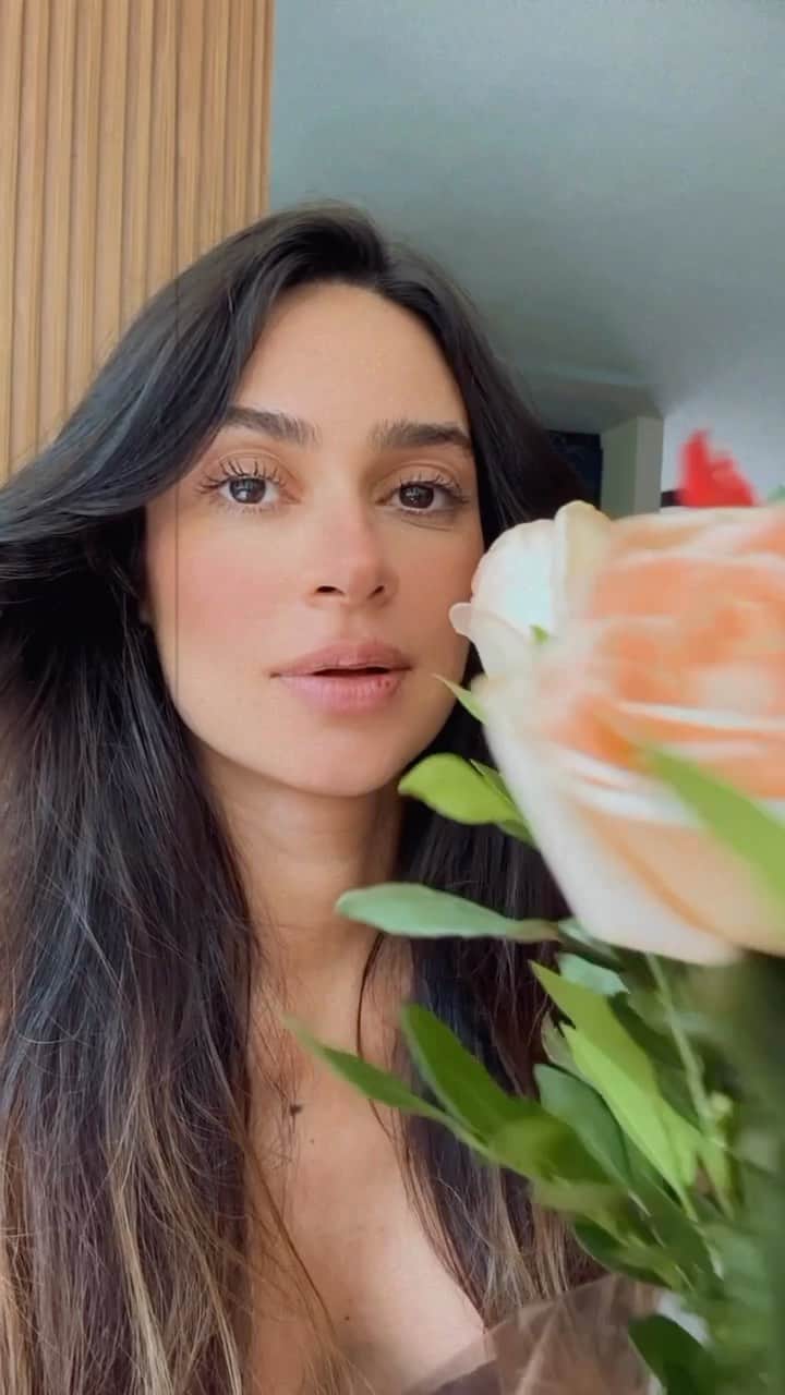 Thaila Ayalaのインスタグラム：「Acordei com a casa assim 🌺🌷🌸🌹🌼🌻💐」