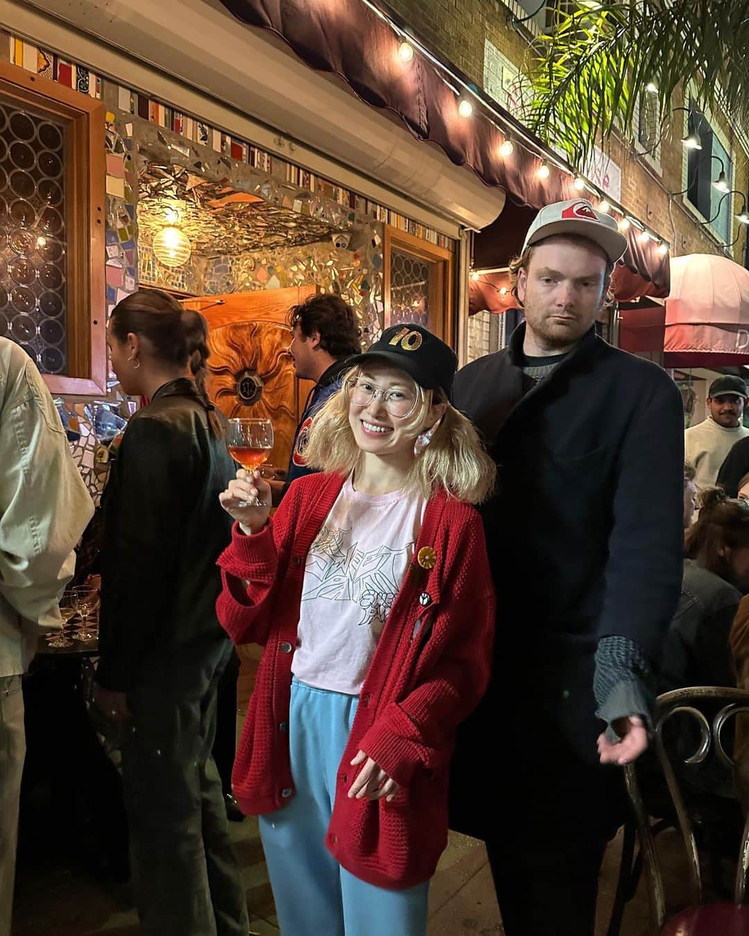 赤澤えるのインスタグラム：「念願のEL PRADO🍷🍻   もちろんEL PRADO CARDIGANを着て行きました🫶🏻 Sunset Blvd.沿いにあるから何度も通ってはいたけど、やっと行けた。   めちゃくちゃ賑わってて道路まで人が出るくらいだったよ。みんなも大好きだって言ってた🫶🏻 行けて本当に嬉しい🥰          #10匣 #TENBOX #10box @tenboxtokyo #ELPRADO」