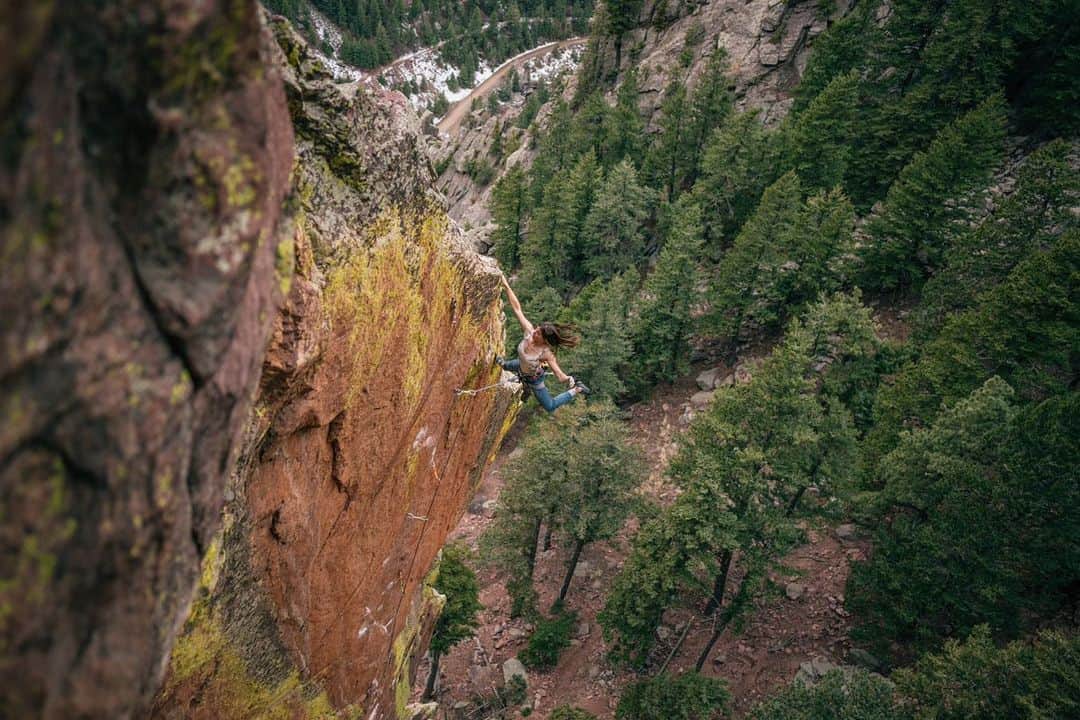 ペイジー・クラッセンのインスタグラム：「A wild finish to a technical face climb. Skills required: excellent standing, mediocre comp jumps, and moderate tolerance of high winds.  Slice of Time, 5.14b, Eldorado Canyon  Photo by @tarakerzhner」