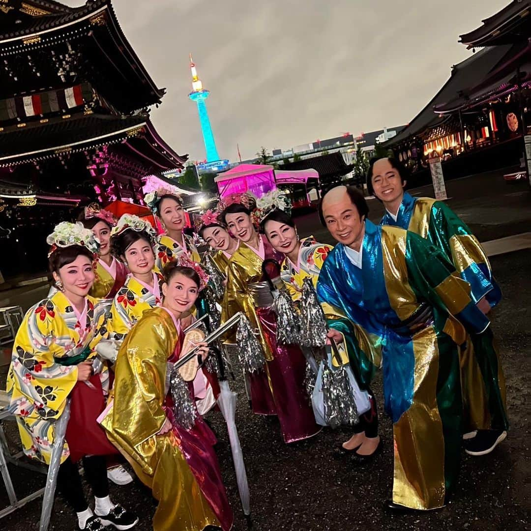 涼瀬みうとのインスタグラム：「👘 東本願寺＠京都 🎤  「宗祖親鸞聖人御誕生八百五十年 立教開宗八百年 　慶讃法要・市民緑地完成 記念コンサート」 無事終わりました。 足元のお悪い中、ご来場くださいましたお客様… ありがとうございました♪  東京を出発した時も、京都に到着してからも、降ったり止んだりの雨で心配しておりましたが、出番の頃にはすっかり雨も上がってくれて、よかったです☺︎ 健さんが、どうやら晴れ男なのだそうです!!✨ さすが✨🕺✨  今回は、暴れん坊将軍、マツケンサンバⅡ、の2曲に参加させていただきました。 暴れん坊将軍のナンバーは、なんと初デビュー🎤💦 マツケンサンバ への早替わりもあり、ドキドキしっぱなしでした🫣笑 出てしまえば平気なんだけど、出るまでがね、、 あの裏でスタンバイしている時間がとてつもなく長く感じて… 緊張が膨らむのよねぇ。。😮‍💨😰🥶 そして出番の瞬間は楽しくてあっという間で、、 気が付いたら帰りの新幹線です🚄笑 ほんとどゆこと？笑 時間経過が不思議すぎる😂⏰  初めて伺った東本願寺さん✨ 敷地内も広く、建物も大きくてとても立派でした！！✨ 渡り廊下などにも歴史を感じる、神聖な雰囲気漂う素敵なお寺さんでした。 なんかよく韓国ドラマの時代物に出てくる、花郎とかがいそうな感じ！w  ①移動中に、京都タワーがキレイに見えたので、みんなでお写真撮りました☺️ ②女性ダンサーの控室にて  またまた貴重な経験させていただきました🙏✨ 感謝🙏✨  . . #京都 #東本願寺 #松平健 さん #暴れん坊将軍 #マツケンサンバ #マツケンサンバⅡ #腰元ダンサーズ #20230415 #kyoto #교토 #👘」