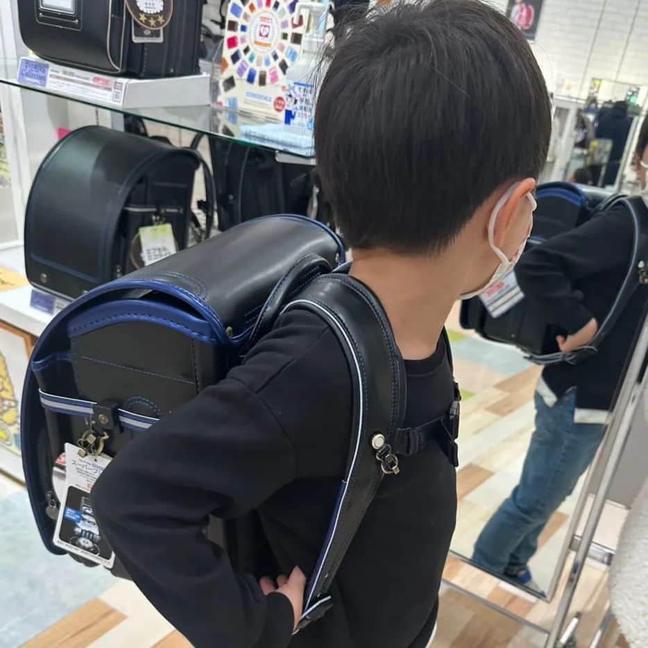 TAKAみちのくさんのインスタグラム写真 - (TAKAみちのくInstagram)「ランドセル🎒みてきたよ  もうそんな歳かぁ  早いなぁ  #ちびみちのく   #べびみちのく   #親バカ」4月15日 23時35分 - takam69