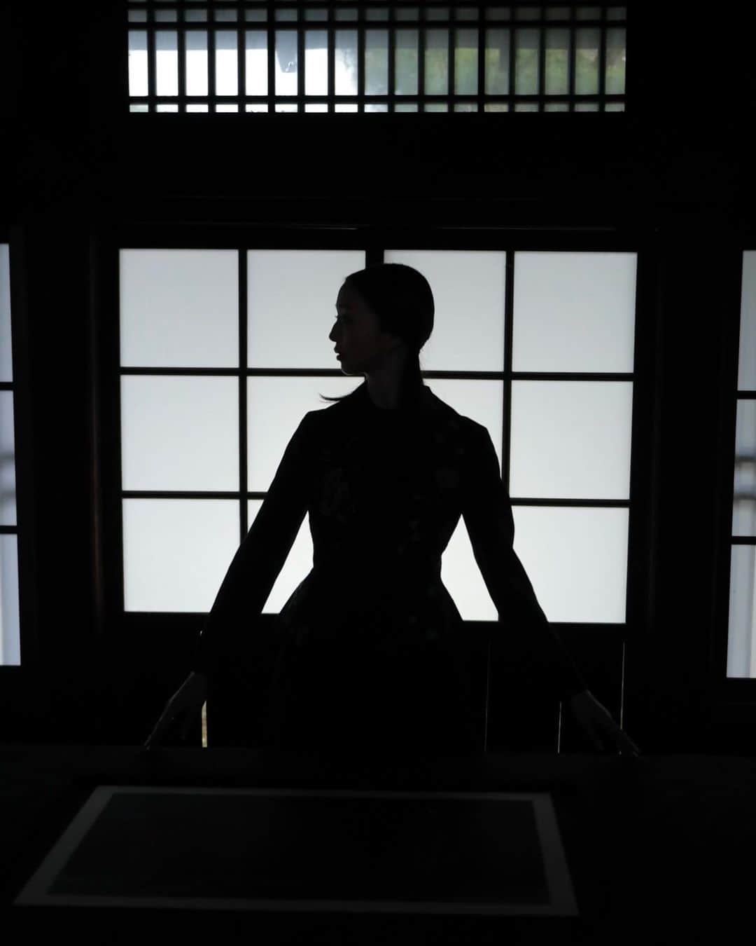 松島花さんのインスタグラム写真 - (松島花Instagram)「: DIOR × YURIKO TAKAGI : アーカイブのDiorオートクチュールドレスを バレエダンサーに着用させ、撮影している 高木さんの作品がとても好きです📷 身体と一体化する服の動き熟知している ダンサーだからこそできる動きがあります🩰 バレエダンサーをモデルに提案したのは 高木さんだったそうです😌 : 私自身もクラシックバレエを習っていたことから お洋服の素材やフォルムによって、動いた方が 魅力的に見える服、反対に動かず形で表現した方が 美しく見える服など、どうしたらお洋服が写真の中で 生き生きと見えるかを考えながら撮影するのが好きです🌸 @dior @yuriko_takagi_photo  #DIOR #KYOTOGRAPHIE #高木由利子 さん #PARALLELWORLD #ディオールファインジュエリー」4月15日 23時35分 - hana_matsushima_official