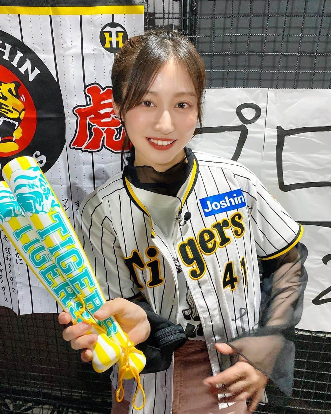 川上千尋さんのインスタグラム写真 - (川上千尋Instagram)「毎年恒例 #プロ野球女子会  セ、パ順位予想とか 甲子園グルメ紹介とか 注目選手発表とか バッティングしたりとか  色々する楽しい企画番組⚾︎  今年は我らが聖地甲子園の横にあるバーチャルバッティングセンター「BE-STADIUM KOSHIEN」にお邪魔しました…🥹贅沢🤍  バーチャルバッティング、甲子園のバッターボックスに立ってる感覚になって最高でした🏟  年1と言わず、 定期的にできますように☺️🙏🏻  #阪神タイガース #プロ野球 #TORACO #甲子園グルメ大使 #NMB48 #髪につけてるリボン #お気に入り #🐯 #メイクは #ちむさん #ビースタジアム甲子園 #甲子園プラス」4月15日 23時36分 - this_chihhi