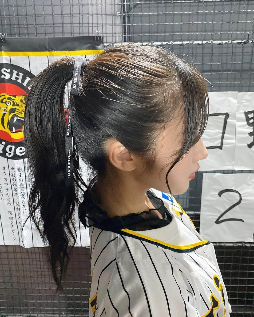 川上千尋さんのインスタグラム写真 - (川上千尋Instagram)「毎年恒例 #プロ野球女子会  セ、パ順位予想とか 甲子園グルメ紹介とか 注目選手発表とか バッティングしたりとか  色々する楽しい企画番組⚾︎  今年は我らが聖地甲子園の横にあるバーチャルバッティングセンター「BE-STADIUM KOSHIEN」にお邪魔しました…🥹贅沢🤍  バーチャルバッティング、甲子園のバッターボックスに立ってる感覚になって最高でした🏟  年1と言わず、 定期的にできますように☺️🙏🏻  #阪神タイガース #プロ野球 #TORACO #甲子園グルメ大使 #NMB48 #髪につけてるリボン #お気に入り #🐯 #メイクは #ちむさん #ビースタジアム甲子園 #甲子園プラス」4月15日 23時36分 - this_chihhi