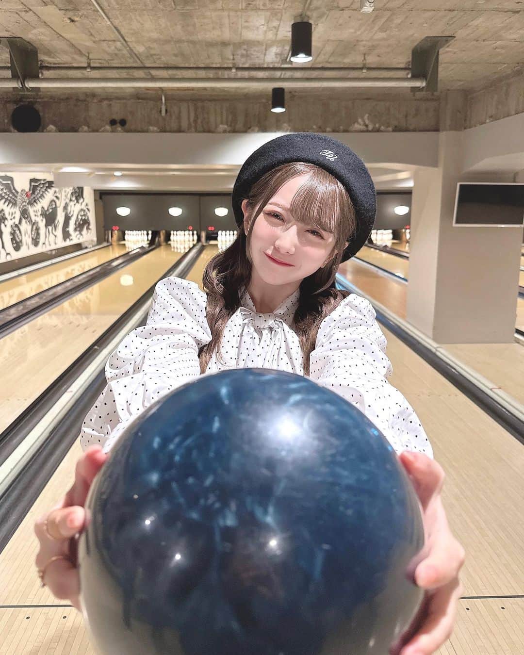 谷崎早耶さんのインスタグラム写真 - (谷崎早耶Instagram)「🎳🤍  特典映像の撮影でボーリング行ったよ☺️🌸✨  プライベートでは全然行かないので新鮮でたのしかった♡ メンバーみんなで出来たのもうれしかったです〜〜✌🏻️  トップス . ベレー帽 … #treatürself パンツ … #DHOLIC」4月15日 23時38分 - tanizaki_saya__