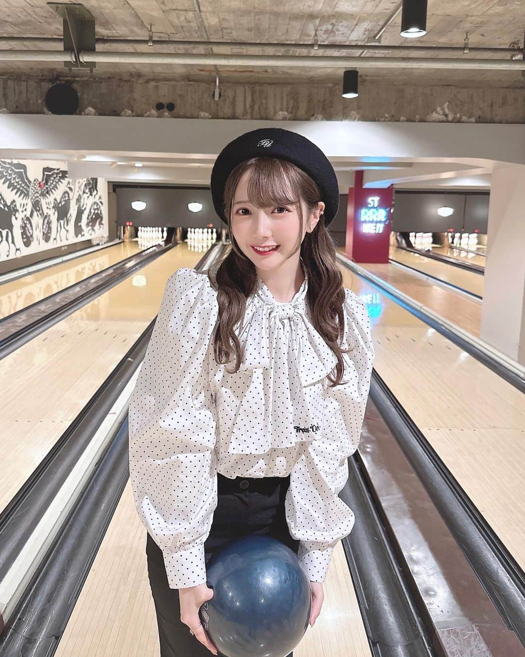 谷崎早耶さんのインスタグラム写真 - (谷崎早耶Instagram)「🎳🤍  特典映像の撮影でボーリング行ったよ☺️🌸✨  プライベートでは全然行かないので新鮮でたのしかった♡ メンバーみんなで出来たのもうれしかったです〜〜✌🏻️  トップス . ベレー帽 … #treatürself パンツ … #DHOLIC」4月15日 23時38分 - tanizaki_saya__