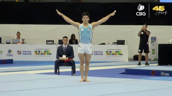 アルトゥール・オヤカワ・マリアノのインスタグラム：「Finais começando COM TUDO aqui no CBI - Troféu Brasil Loterias Caixa de Ginástica Artística! 💥🤸🏻‍♂️💫  E o pódio do solo masculino ficou assim:  🥇Arthur Nory (14.500) - ECP/SP  🥈Caio Souza (14.067) - MTC/BH 🥉Tomás Florêncio (14.000) - AGITH/SP  Parabéns meninos! Parabéns treinadores!  Altíssimo nível nessa primeira final do dia!  🎥 TV CBG  #LoteriasCAIXA @loteriascaixaoficial #PreventSenior #Estacio @preventsenior @newonoficial」