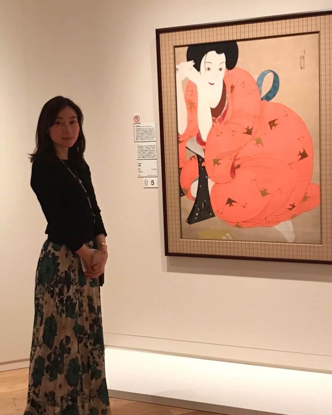 小橋めぐみさんのインスタグラム写真 - (小橋めぐみInstagram)「東京ステーションギャラリーにて本日開幕の 「大阪の日本画」へ。  市民文化に支えられた大阪の日本画は、 江戸時代からの流れをくみつつ、伝統にとらわれない自由闊達な表現を花開かせました。 しかしながら、近代大阪の美術を専門に収集、公開する美術館が長らく存在しなかったこともあり、 作品をまとめて紹介する機会にほぼ恵まれずにきてしまったそう。  あまり名前の知らない画家たちが多く、 「大阪の日本画」と聞いても、展覧会を観るまでピンとこなかったのですが… 個性的で、自由で、明るい作品の数々に魅了されっぱなしでした。 めっちゃ好きやねん と思う作品が沢山ありました。  自由で、明るくて、個性があって、 時に、はんなり。  当時の大阪に暮らす人々がどのような画を求めたのか、画家たちが何故この地に惹きつけられたのか。 大阪らしい作品が誕生した背景を知り、 ますます「大阪の日本画」に惹きつけられました。  会期:2023年4月15日(土)～2023年6月11日（日） ★会期中、展示替えをおこないます 時間:10:00~18:00（金曜日〜20:00） 休館日:月曜日（5/1、6/5は開館）  #大阪の日本画 #東京ステーションギャラリー ★許可を得て撮影しています」4月15日 23時49分 - megumikok