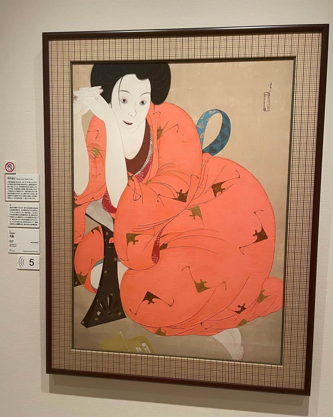 小橋めぐみさんのインスタグラム写真 - (小橋めぐみInstagram)「東京ステーションギャラリーにて本日開幕の 「大阪の日本画」へ。  市民文化に支えられた大阪の日本画は、 江戸時代からの流れをくみつつ、伝統にとらわれない自由闊達な表現を花開かせました。 しかしながら、近代大阪の美術を専門に収集、公開する美術館が長らく存在しなかったこともあり、 作品をまとめて紹介する機会にほぼ恵まれずにきてしまったそう。  あまり名前の知らない画家たちが多く、 「大阪の日本画」と聞いても、展覧会を観るまでピンとこなかったのですが… 個性的で、自由で、明るい作品の数々に魅了されっぱなしでした。 めっちゃ好きやねん と思う作品が沢山ありました。  自由で、明るくて、個性があって、 時に、はんなり。  当時の大阪に暮らす人々がどのような画を求めたのか、画家たちが何故この地に惹きつけられたのか。 大阪らしい作品が誕生した背景を知り、 ますます「大阪の日本画」に惹きつけられました。  会期:2023年4月15日(土)～2023年6月11日（日） ★会期中、展示替えをおこないます 時間:10:00~18:00（金曜日〜20:00） 休館日:月曜日（5/1、6/5は開館）  #大阪の日本画 #東京ステーションギャラリー ★許可を得て撮影しています」4月15日 23時49分 - megumikok