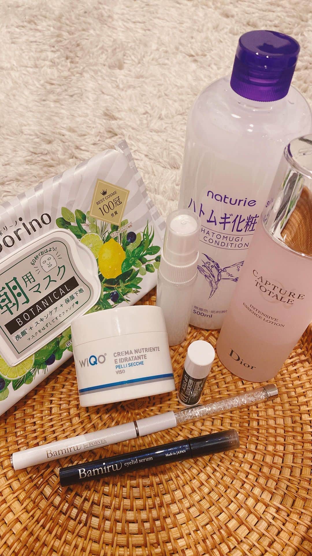 のインスタグラム：「ベーシックなスキンケアです💎 あまり色んなものを使わないです。  色々試して、今のところこのラインナップで落ち着いています✨  肌トラブルがあるとここに皮膚科でもらったものを足します。  オススメのスキンケアがあれば、教えてください🥰❤️」