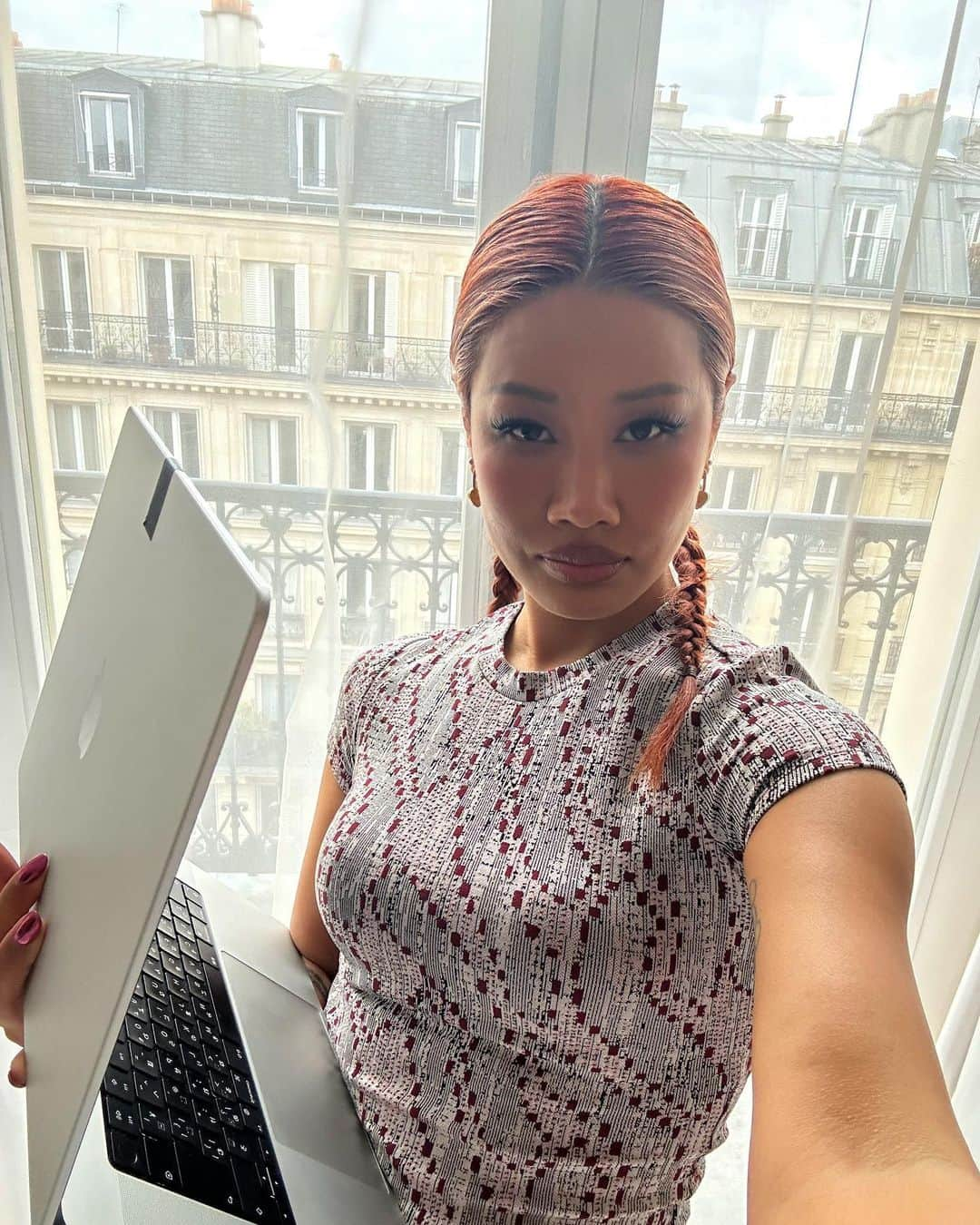 YOONさんのインスタグラム写真 - (YOONInstagram)「Choose ur ℰ𝓈𝒸𝒶𝓅ℯ ℛℴ𝓊𝓉ℯ 💅🏽 Catching up on homework in Paris 💕🎀」4月15日 23時43分 - yoon_ambush